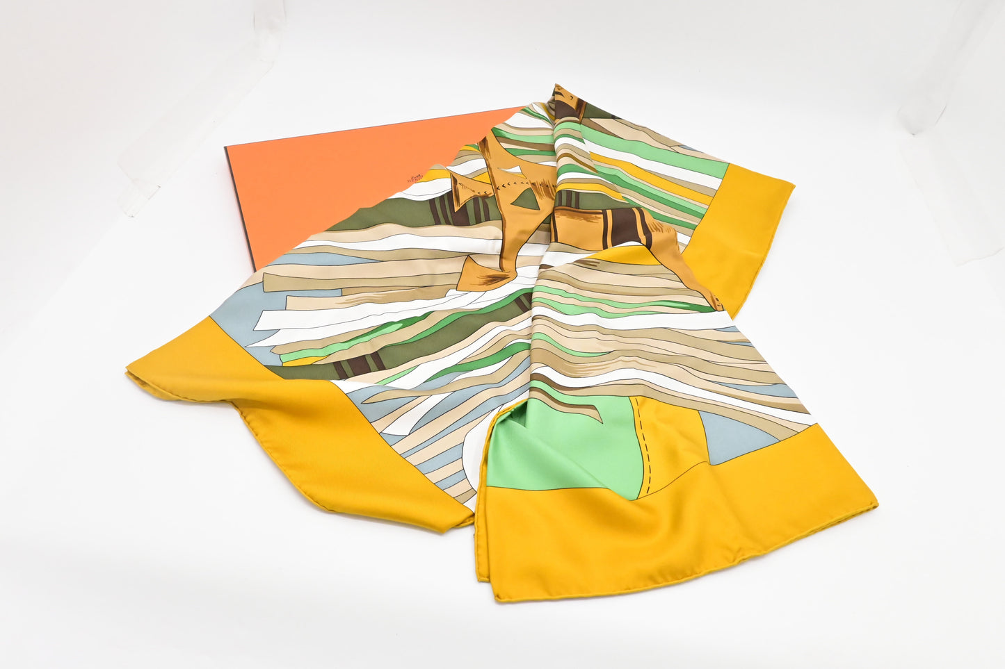 Hermes 'Cuirs Du Desert' Carre In Silk Handbag Travel Bag