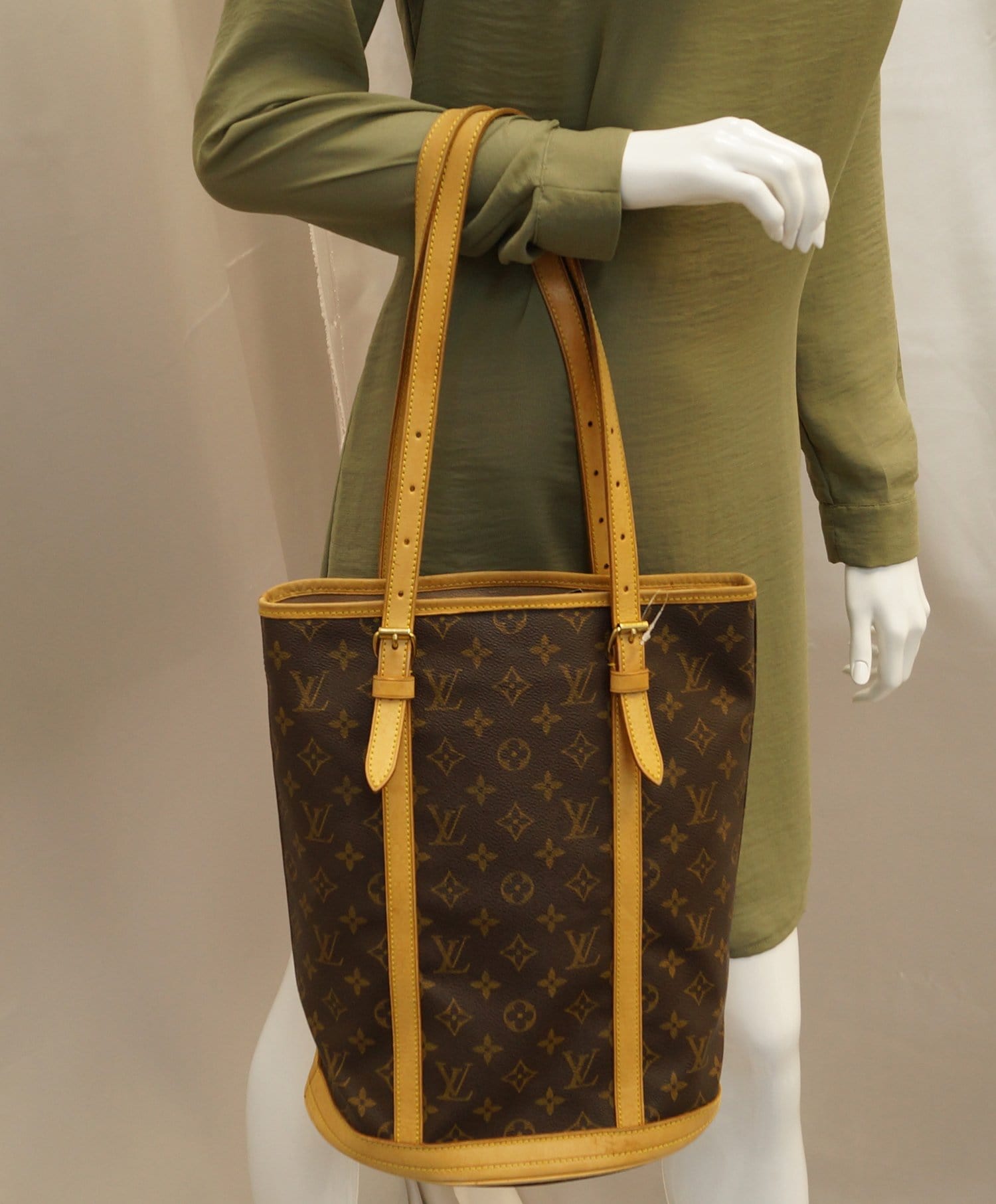 Louis Bucket Gm Shoulder Bag Canvas Monogram