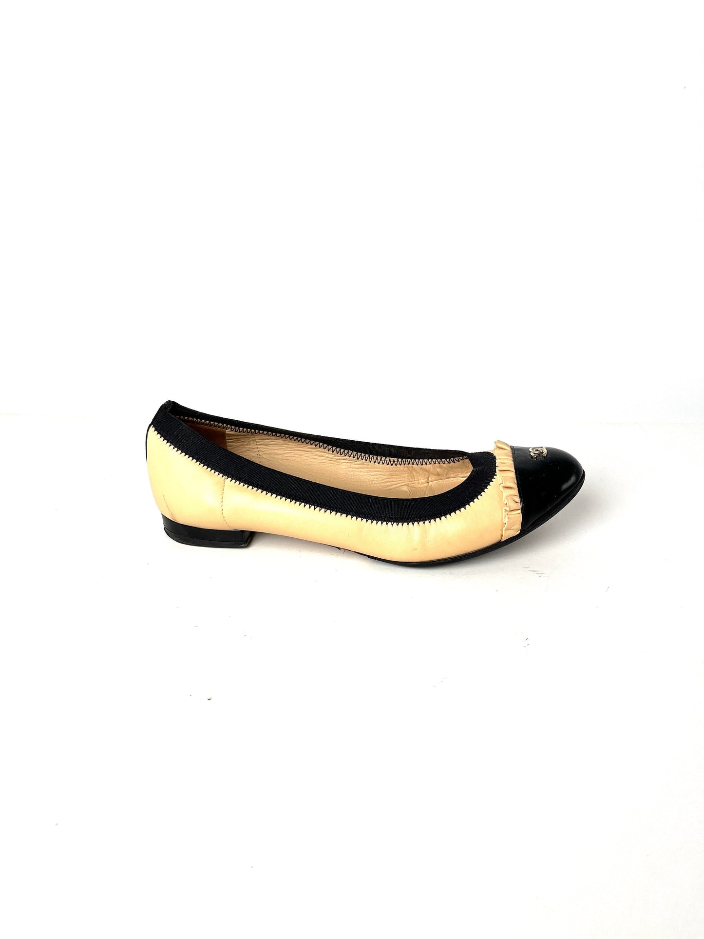 Chanel Bicolor CC Logo Beige Black Ruffle Ballerina Leather Flats 37.5 7