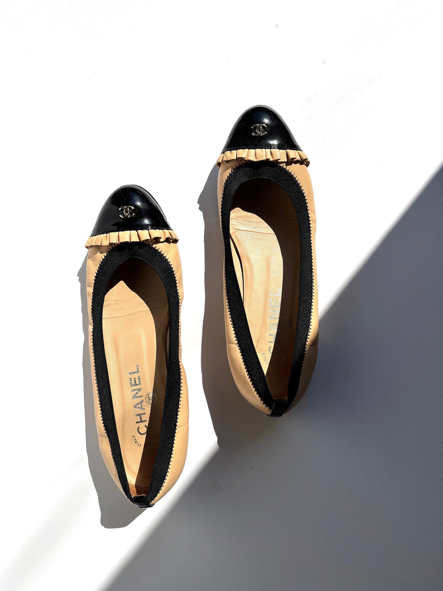 Chanel Bicolor CC Logo Beige Black Ruffle Ballerina Leather Flats 37.5 7