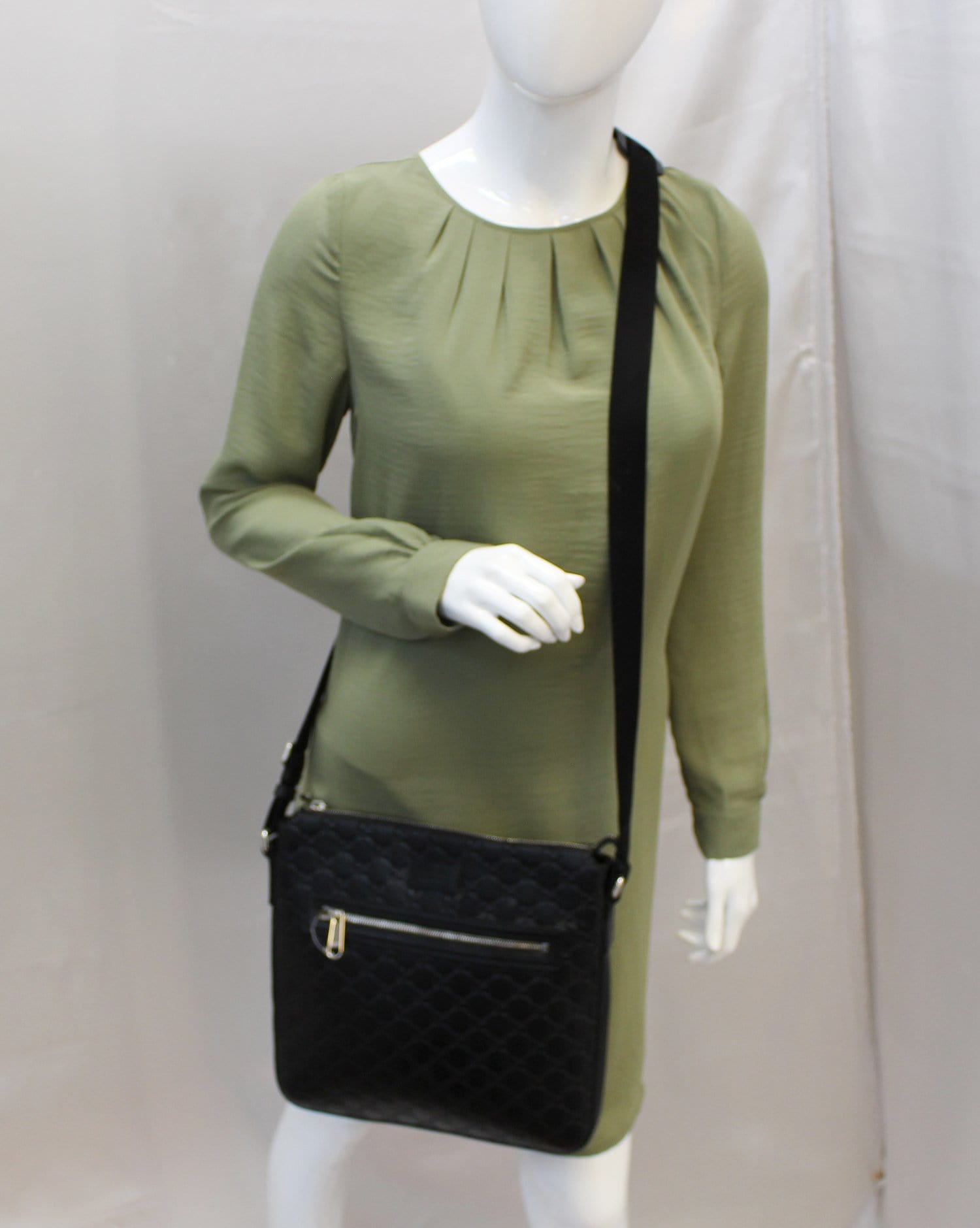 Gucci Signature Messenger Bag Leather Black Crossbody Bag