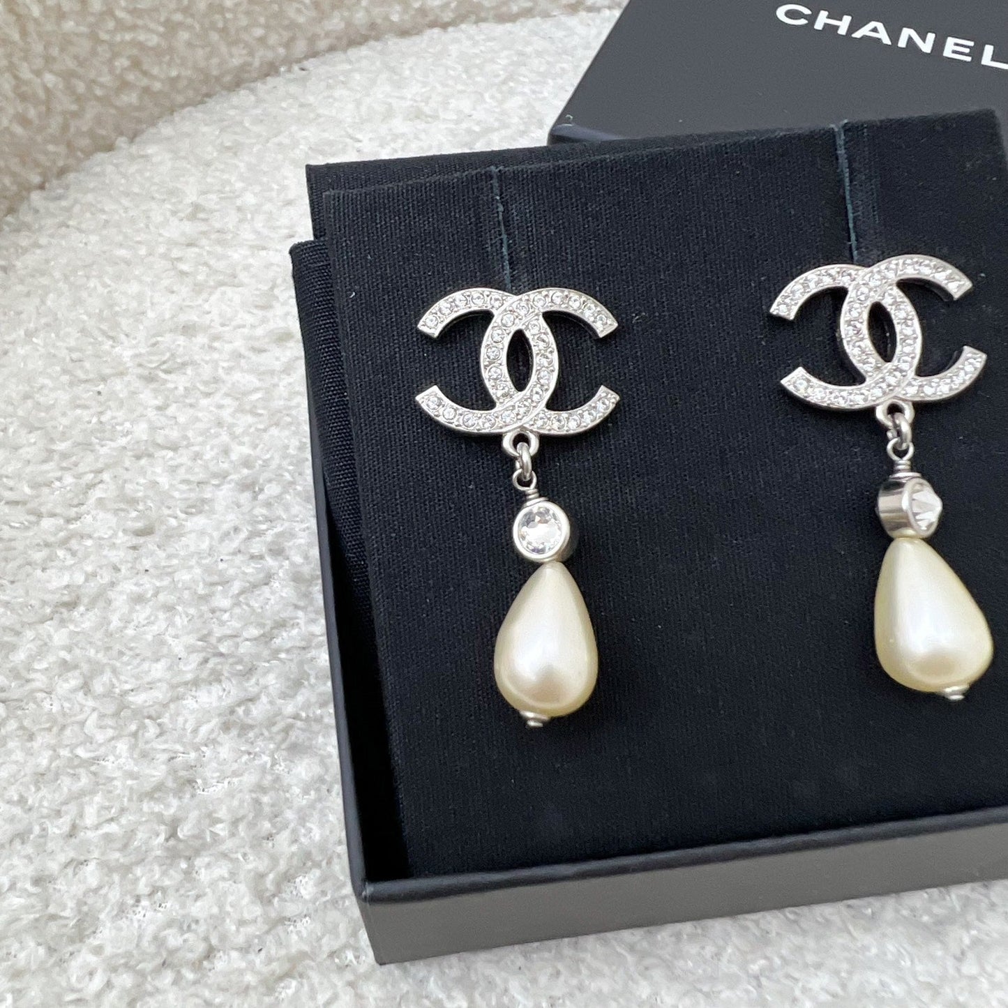 Chanel CC Logo with Teardrop Pearl Drop Earring in SHW (Model: )