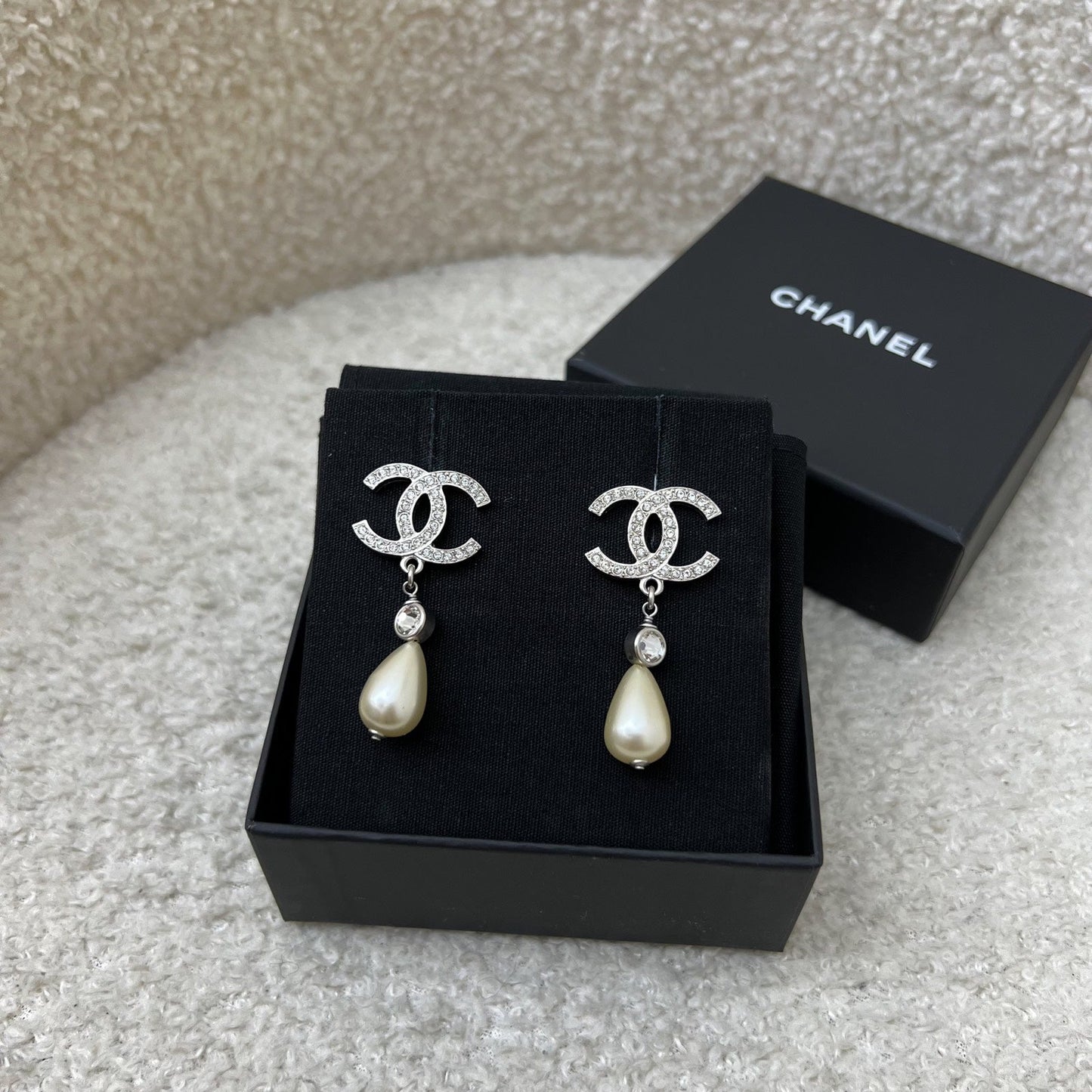 Chanel CC Logo with Teardrop Pearl Drop Earring in SHW (Model: )