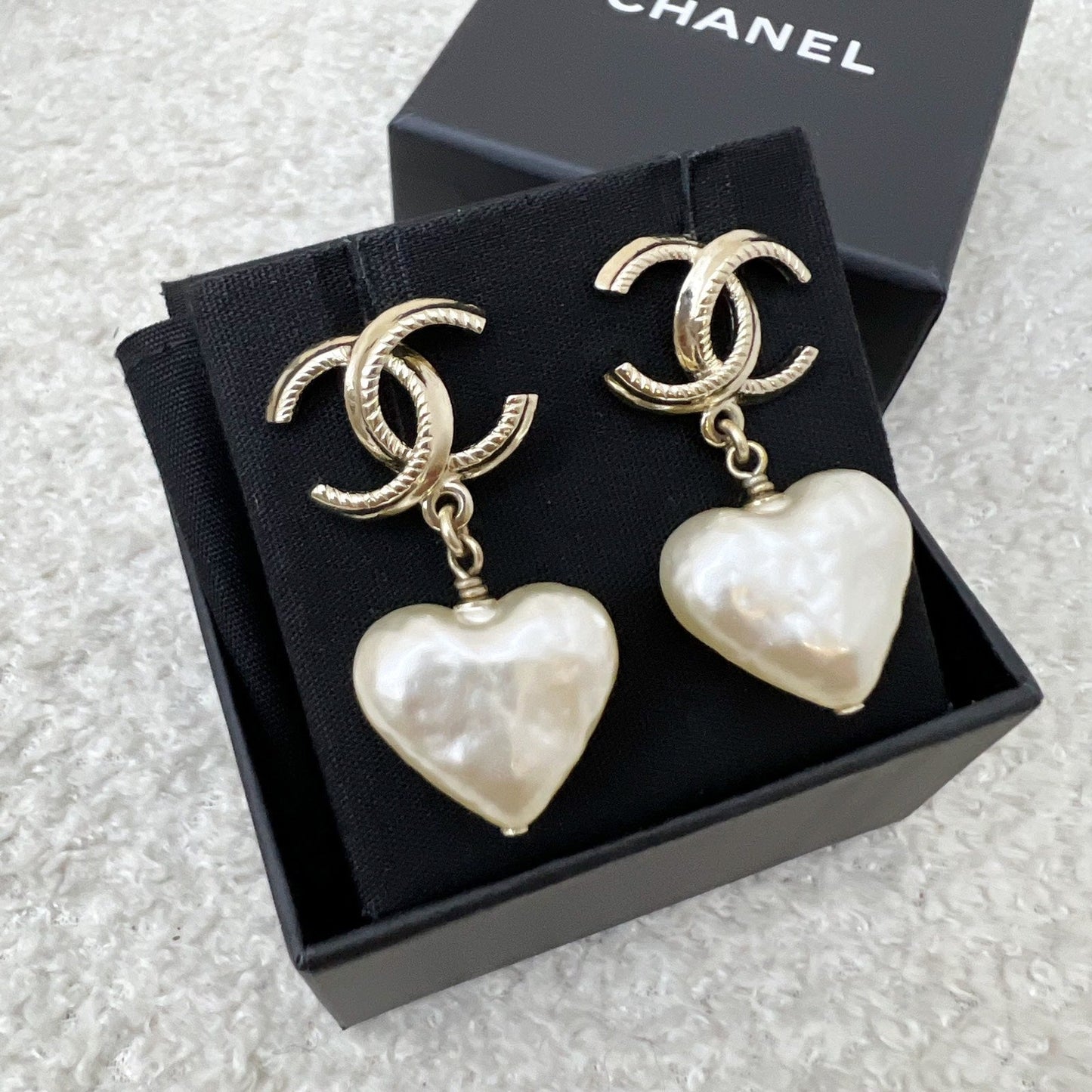 Chanel CC Logo with Heart Pearl Dangling Earring in LGHW (Model: )
