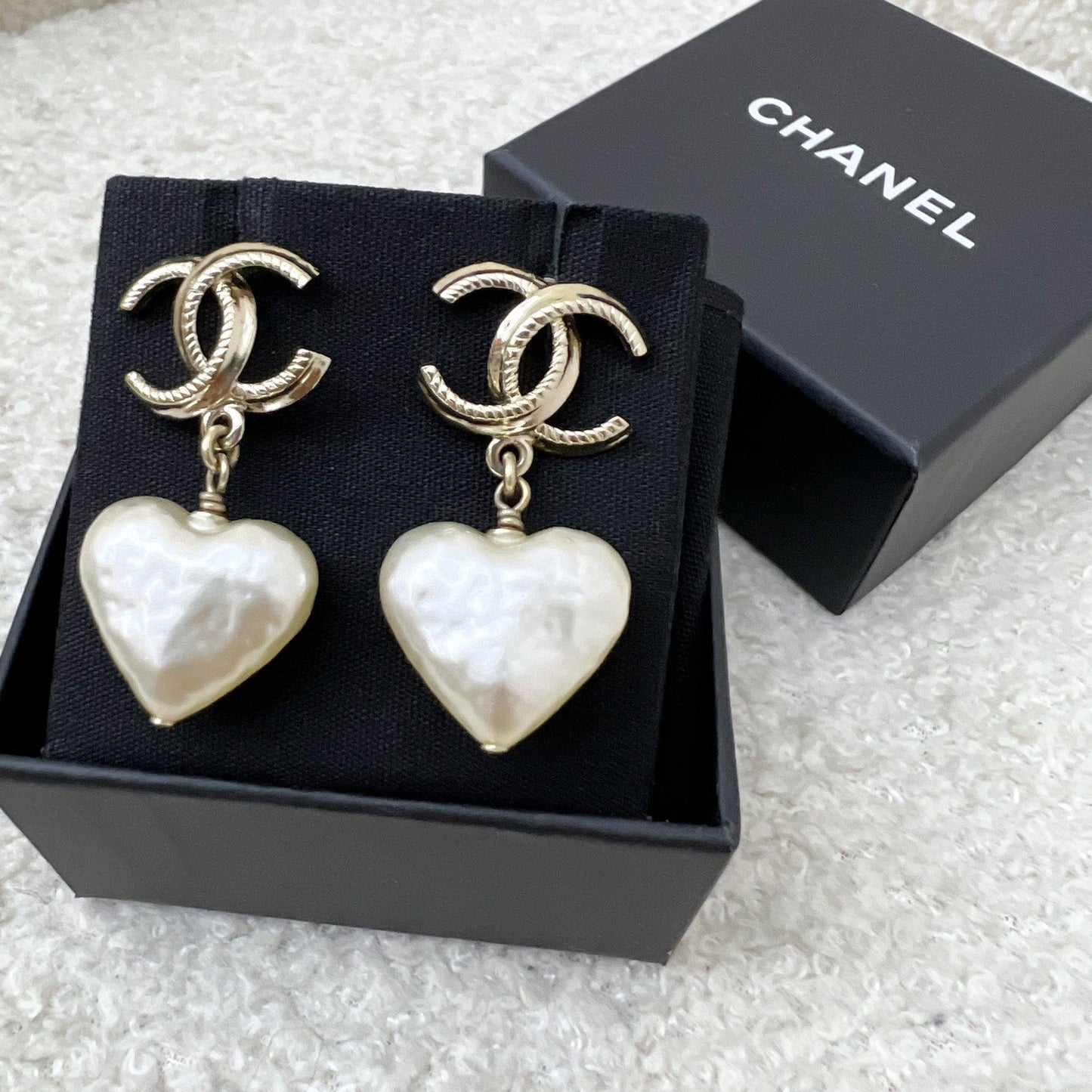Chanel CC Logo with Heart Pearl Dangling Earring in LGHW (Model: )