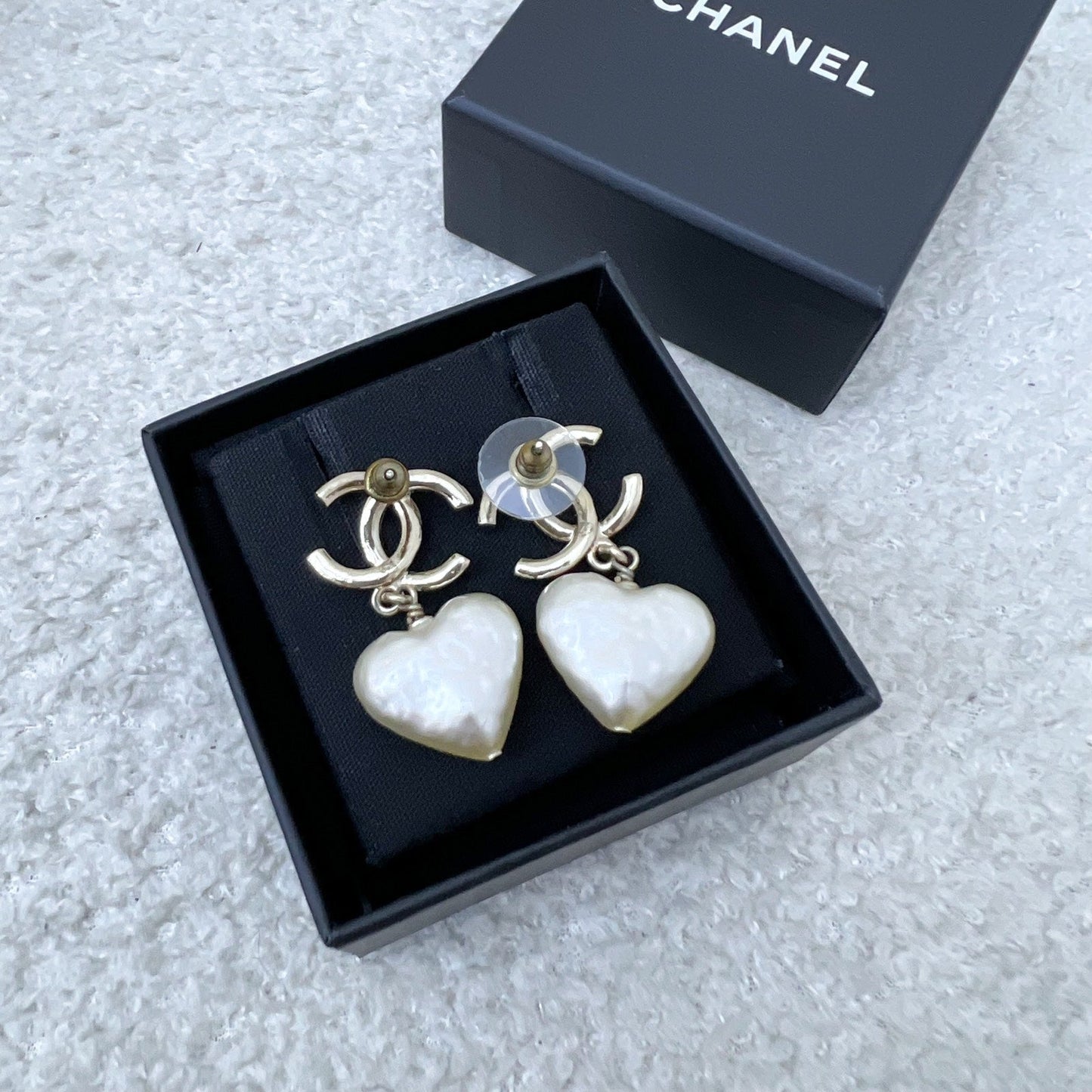 Chanel CC Logo with Heart Pearl Dangling Earring in LGHW (Model: )