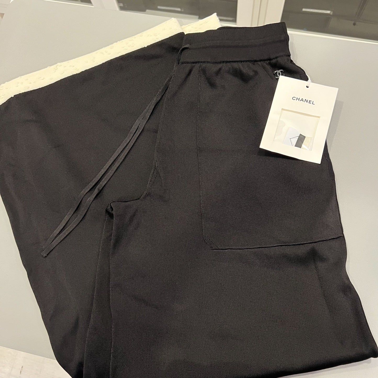 Chanel Pants in Black &amp; Ecru Mixed Fibres (Vicose and Polyamide) Sz 38 (Model: )
