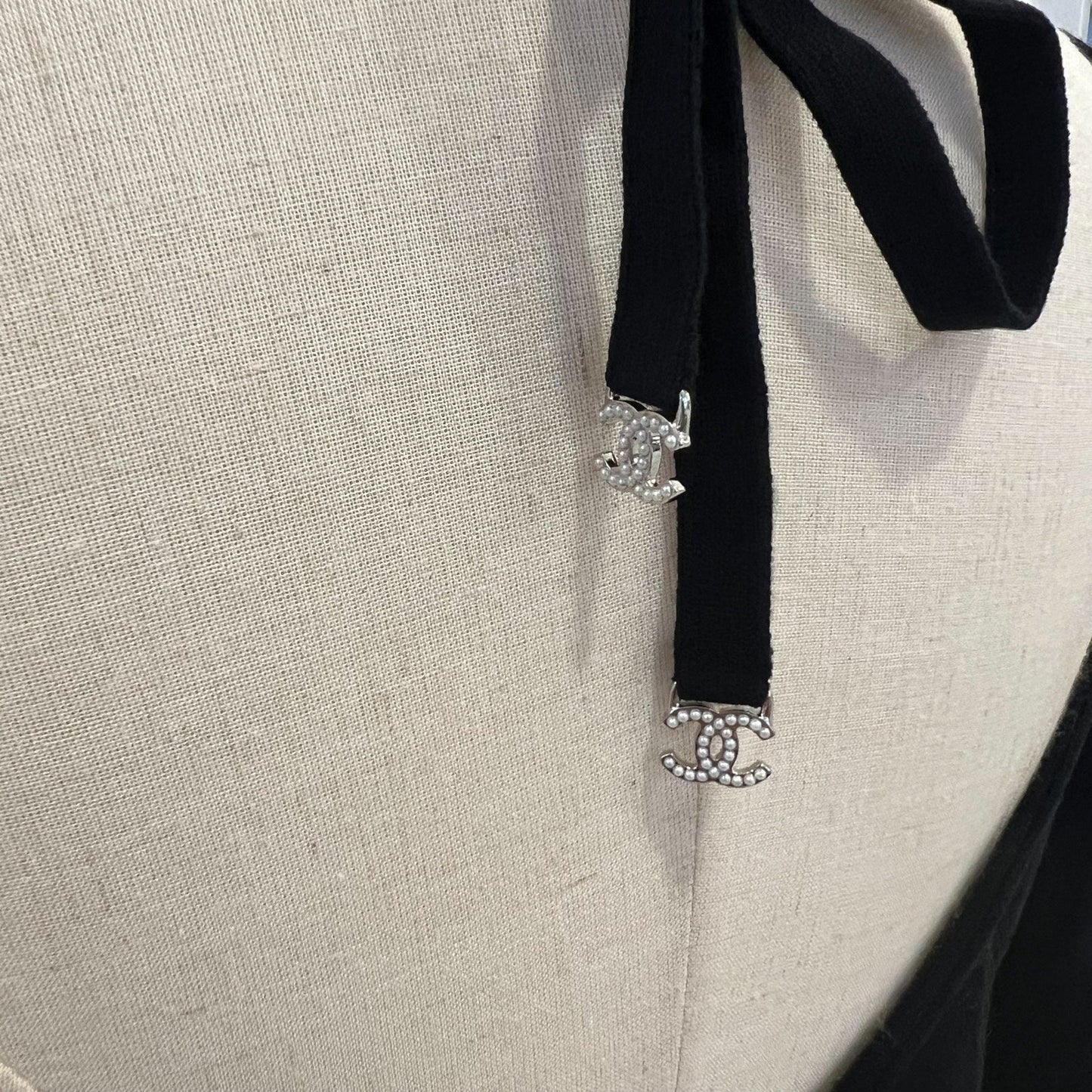 Chanel Long Sleeves Open Back Blo / Top in Black Viscose and Polyester (Model: ) Accessory