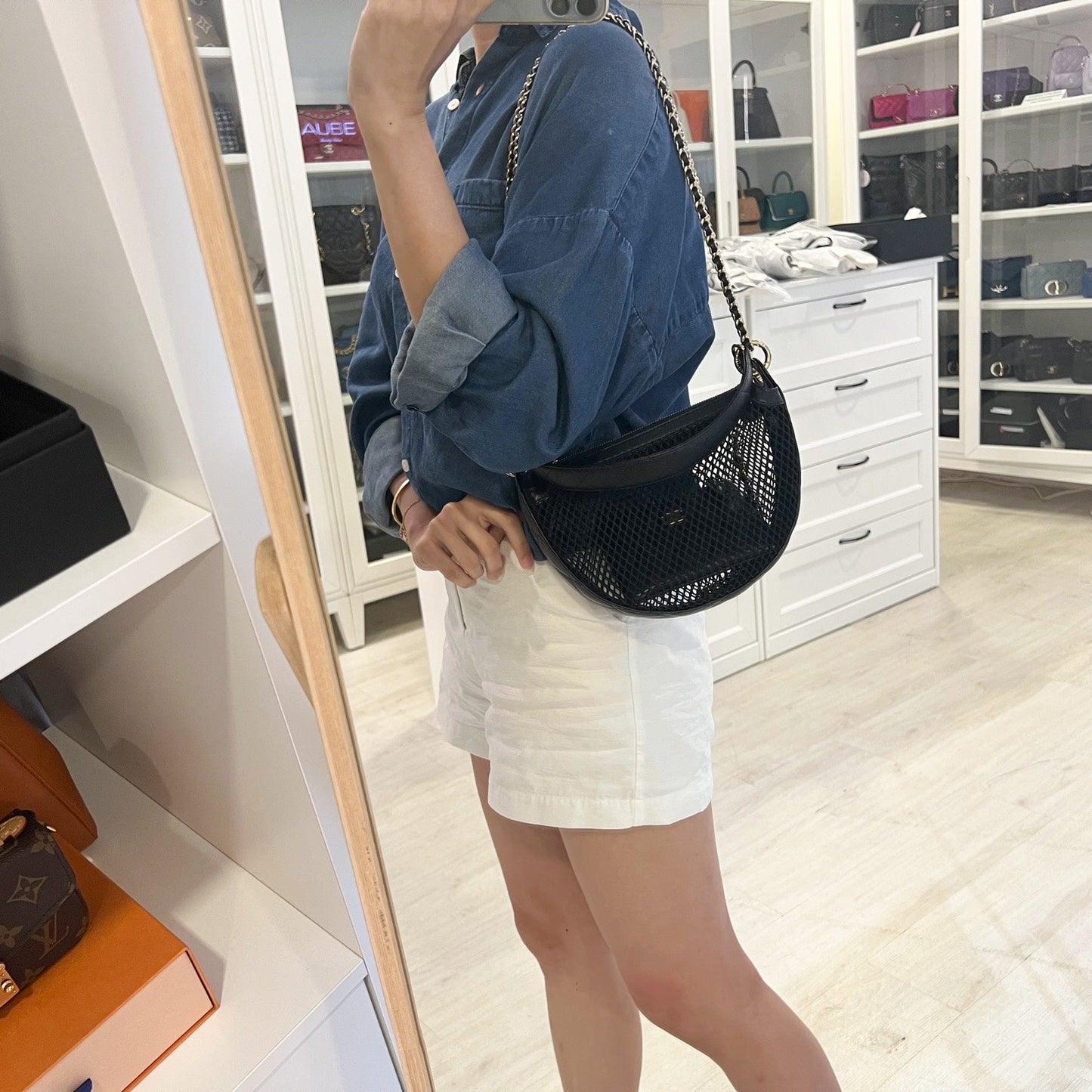 Clutch on Chain in Black Mesh and LGHW (Model: ) Signature