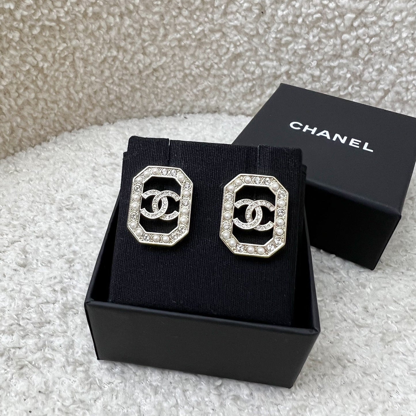 Chanel Crystal Pearl CC Geometric Earring (Model: )