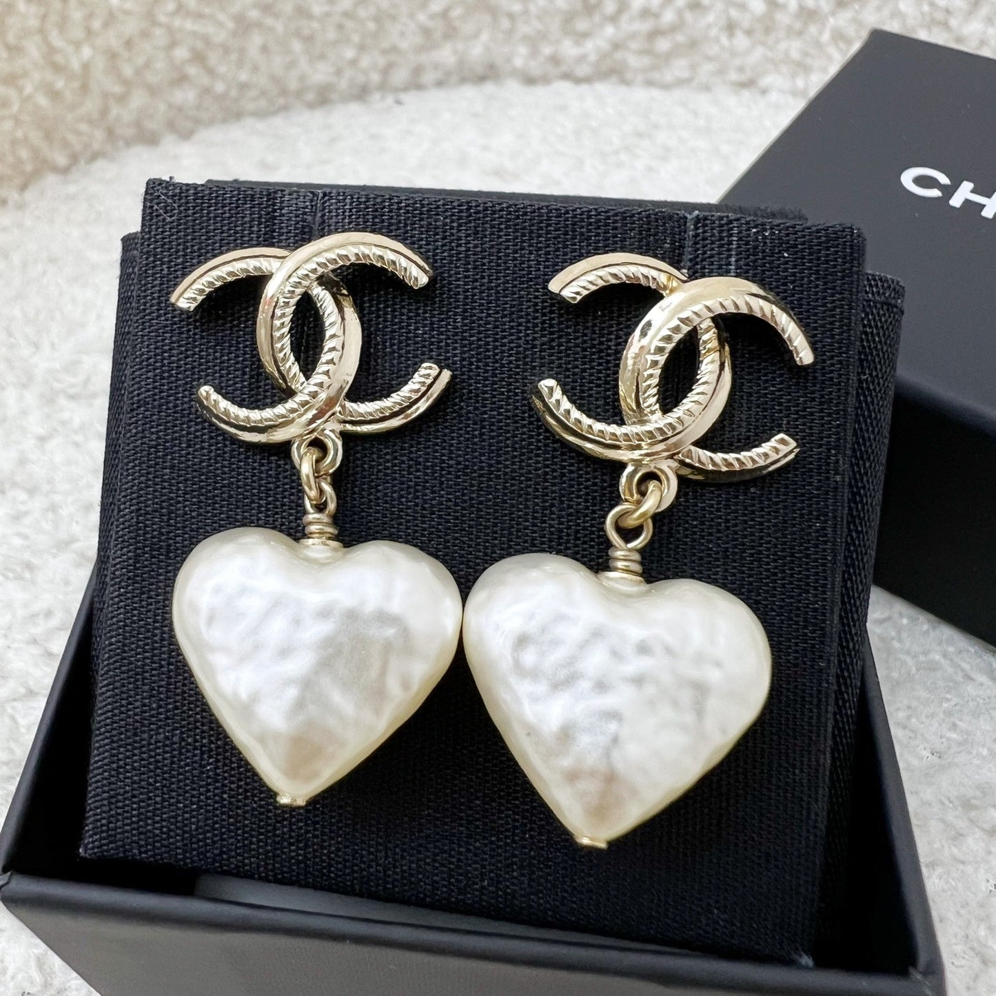 CC Logo with Heart Pearl Dangling Earrings in LGHW (Model: ) Jewelry Signature