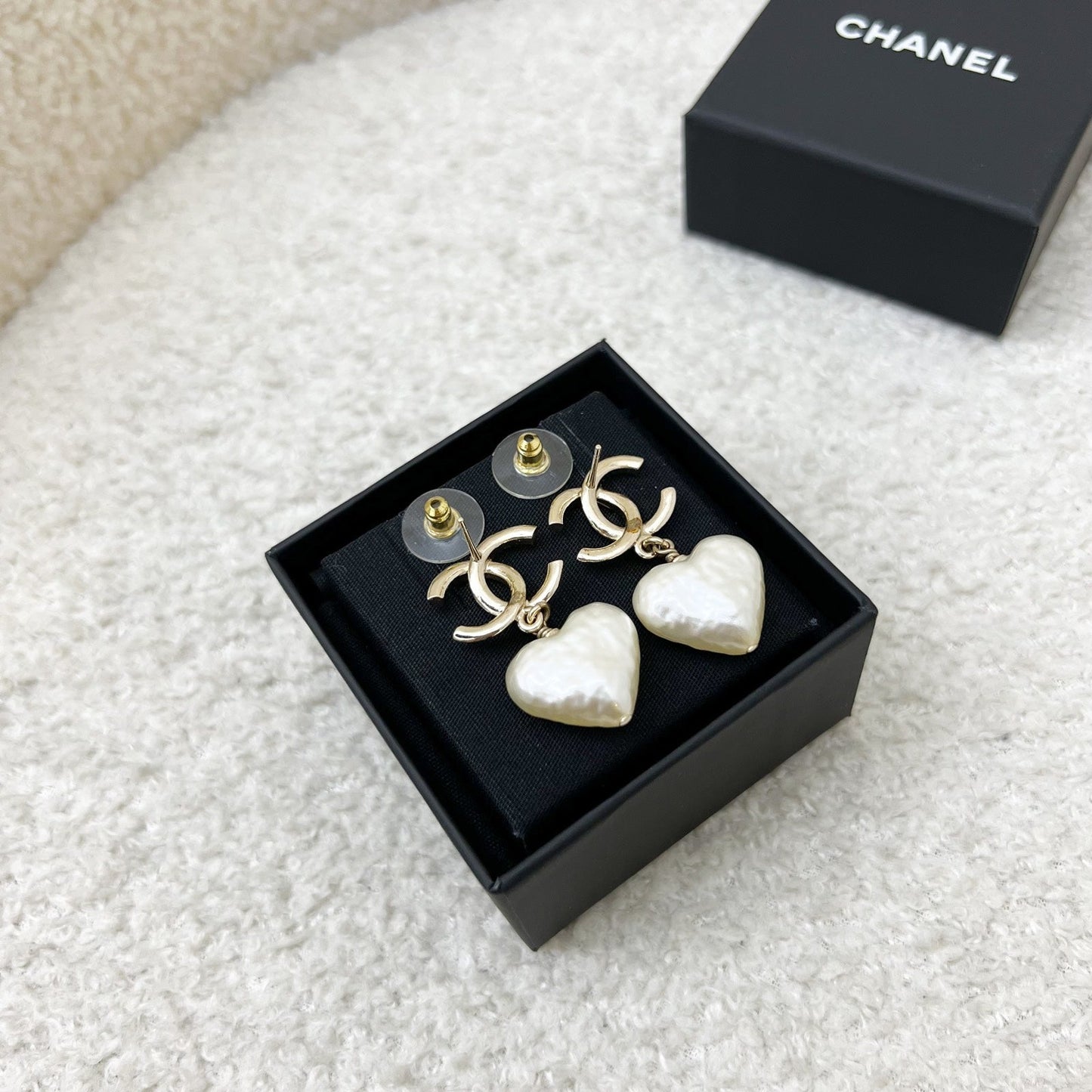 CC Logo with Heart Pearl Dangling Earrings in LGHW (Model: ) Jewelry Signature