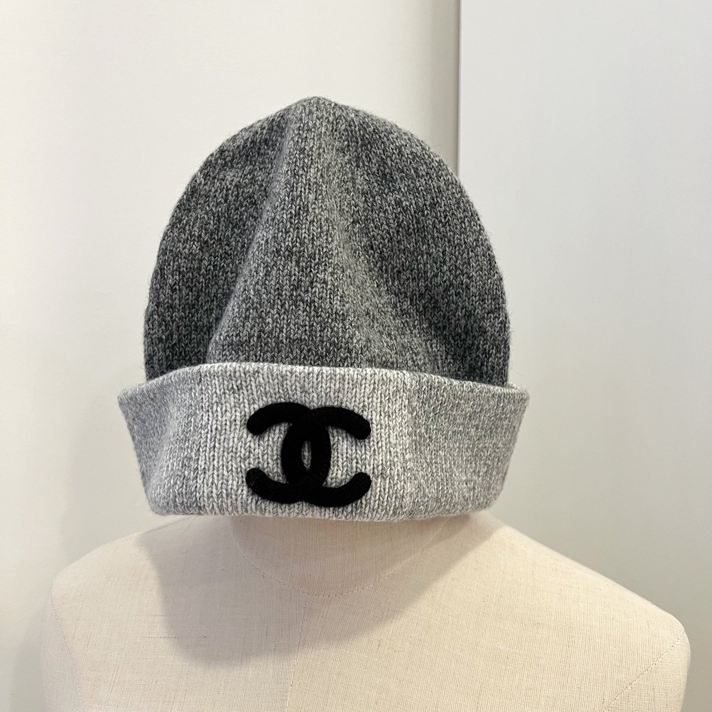 Chanel Beanie with CC Logo in Grey 100% Cashmere (Model: )