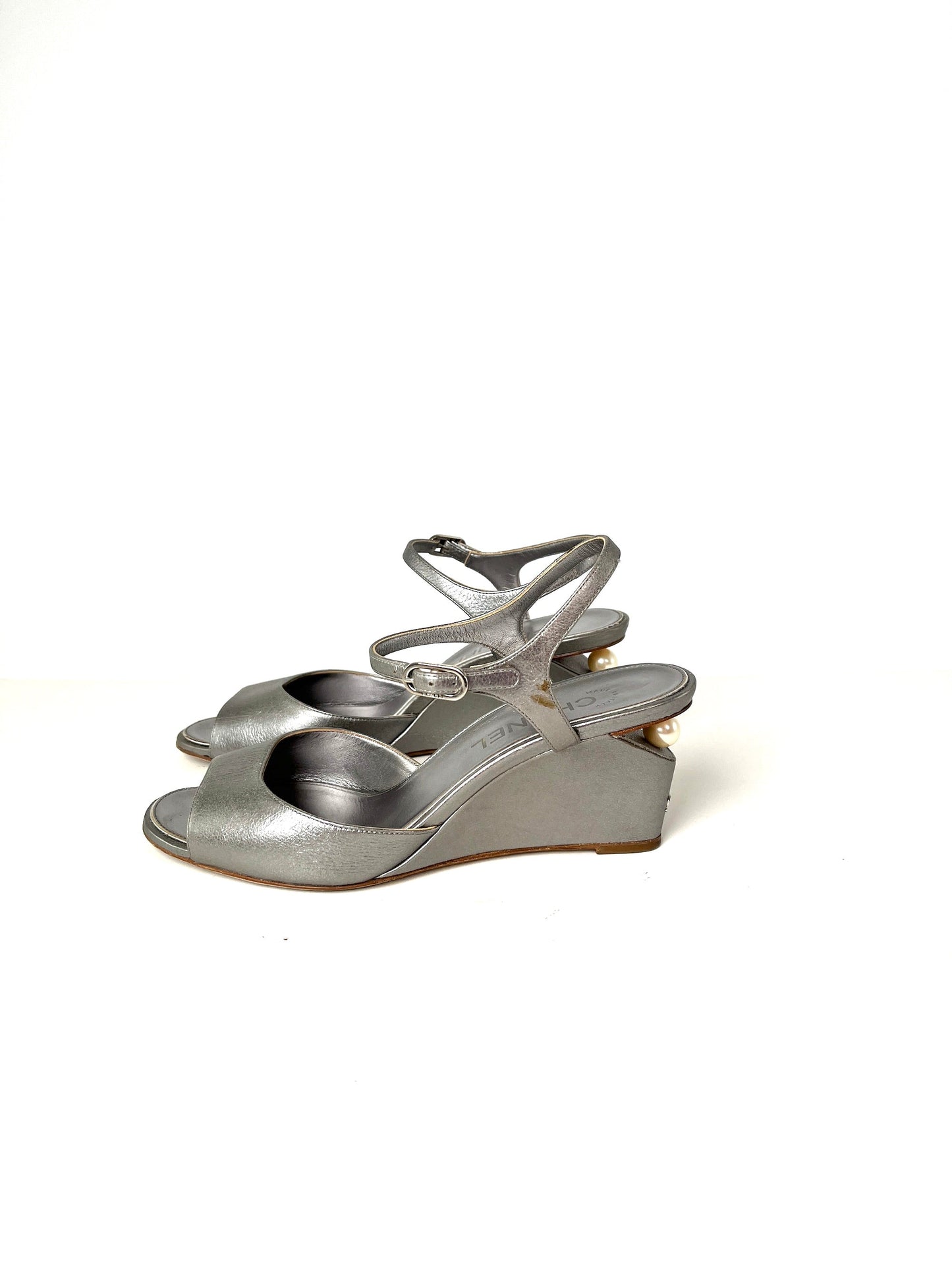 Chanel Pearl CC Logo Silver Leather 2016 Wedge Sandals 38.5C 8