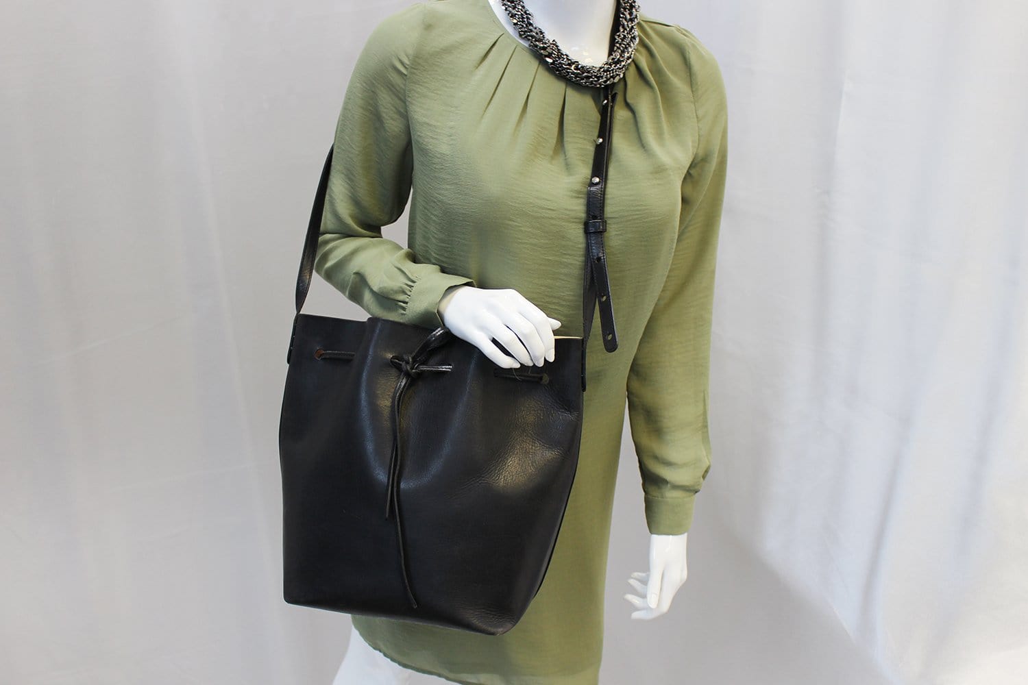 Tanned Bucket Shoulder Bag Leather Black