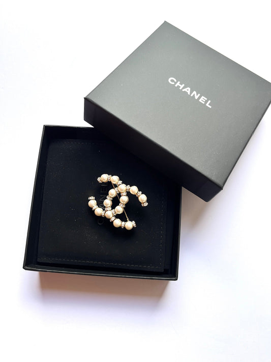 Chanel Riviera Countess 22 Gold Faux Pearl Crystal CC Logo Brooch