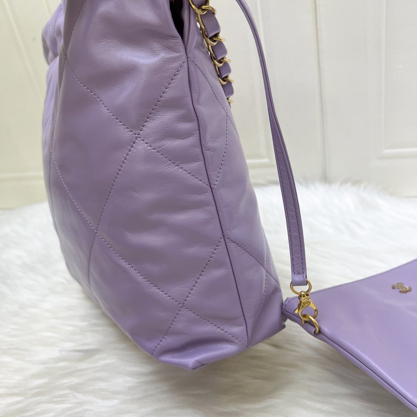 Chanel [Local Full Set - Un] 22 Small Hobo Handbag in Lilac Shiny Calfskin and AGHW (Model: )