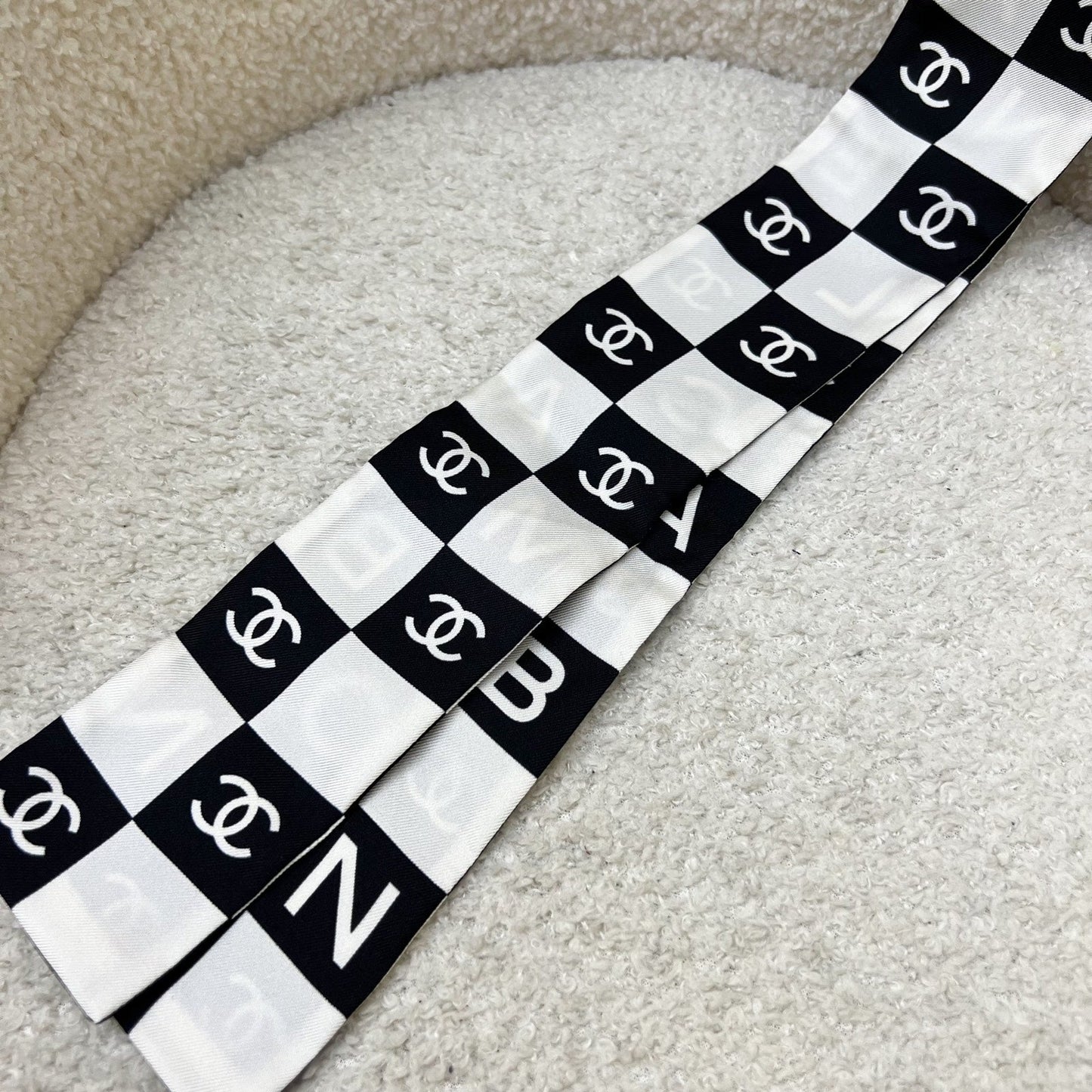 Chanel CC Logo Bandeau in Black and White 100% Silk (Model: 8768) Accessory