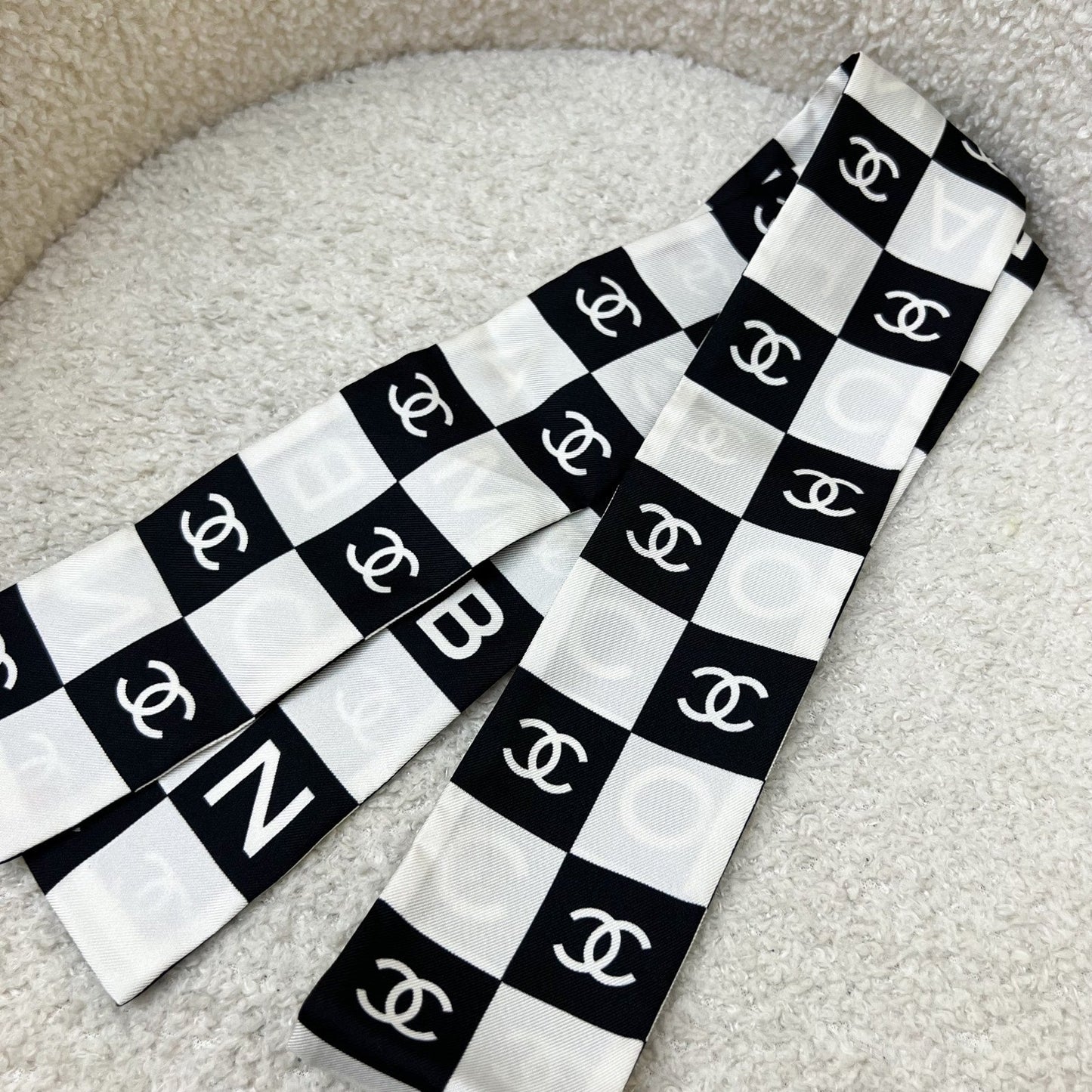 Chanel CC Logo Bandeau in Black and White 100% Silk (Model: 8768) Accessory