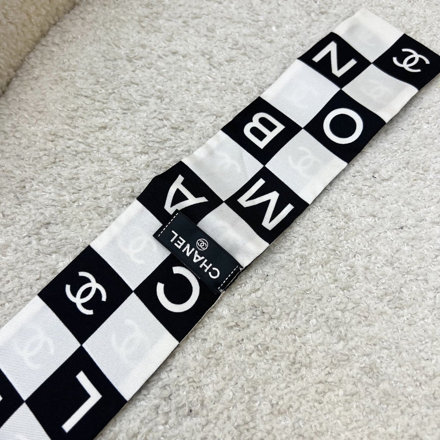 Chanel CC Logo Bandeau in Black and White 100% Silk (Model: 8768) Accessory
