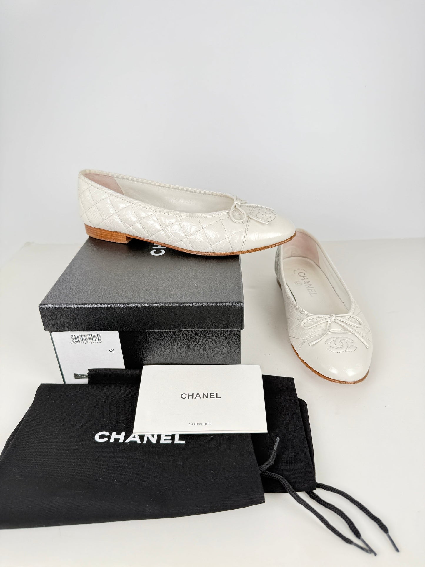 Chanel White Cap Toe Quilted Leather Classic Flats 38, 7.5