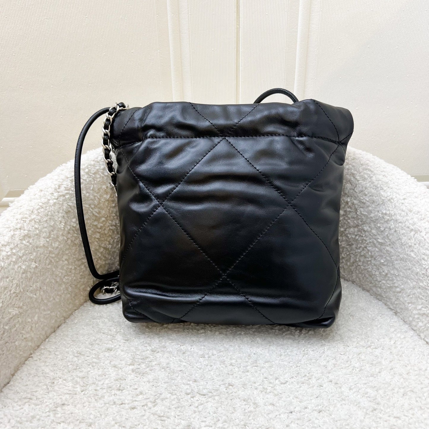 Chanel [Un - Full set - 2024] 22 Mini Hobo Handbag in Black Shiny Calfskin and SHW