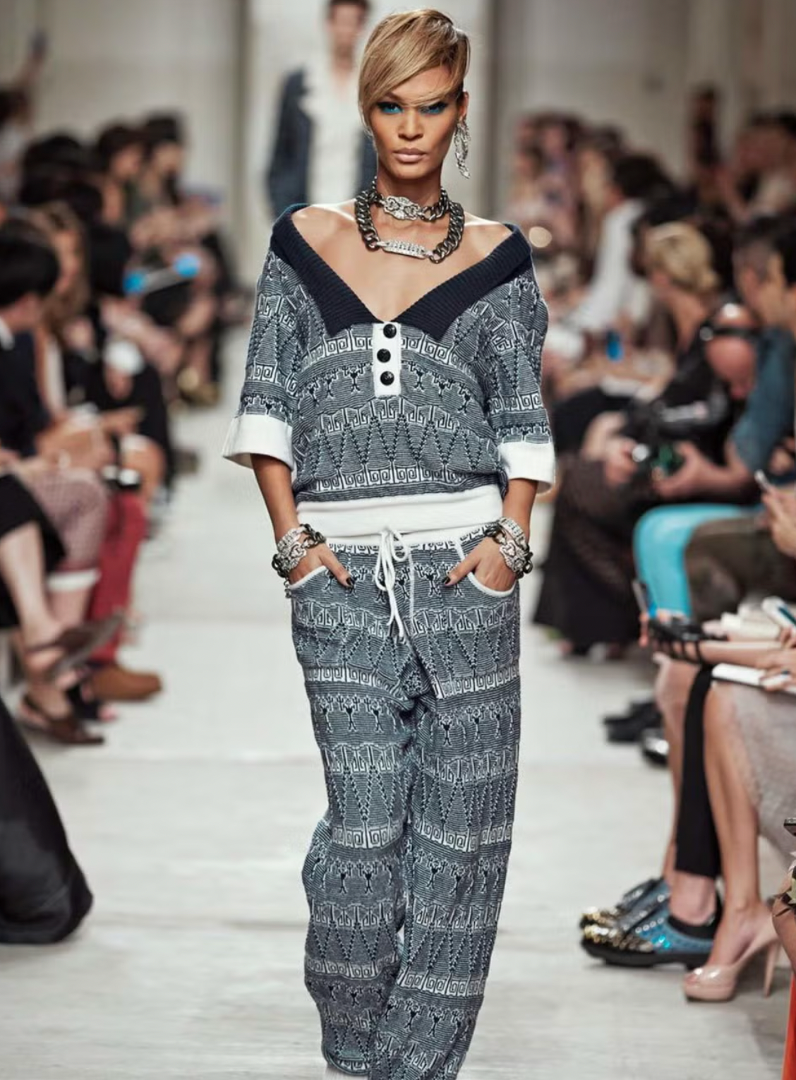 Chanel Cruise 2013 Navy Blue and White Cashmere Top and Tro rs Set with CC Logo Buttons Size FR 36/38 (UK 8/10) Accessory