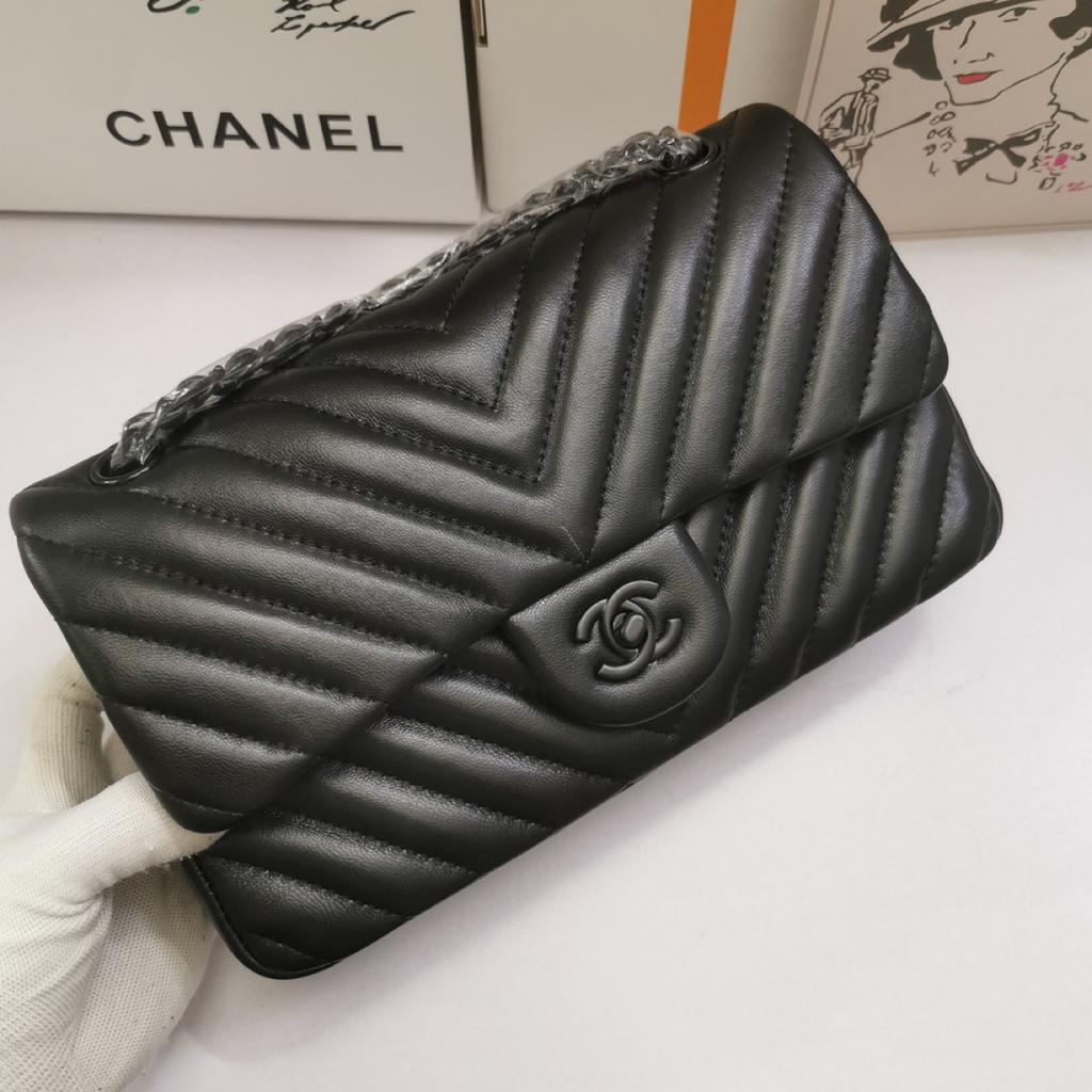 CHL Chevron Classic Hardware , Black Crossbody Bag