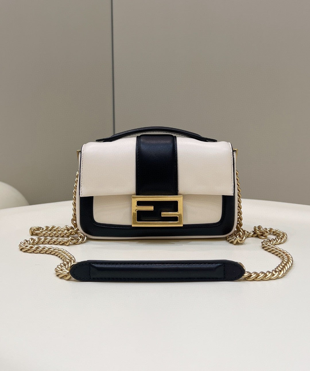 Top QualityTop Quality Baguette 19cm Black White Chain Handbag