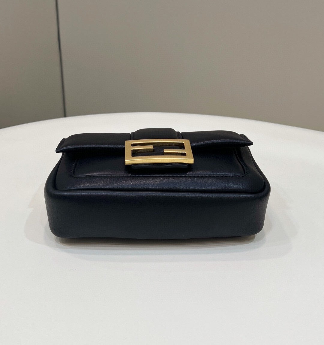 Top QualityTop Quality Baguette 19cm Black Chain Handbag