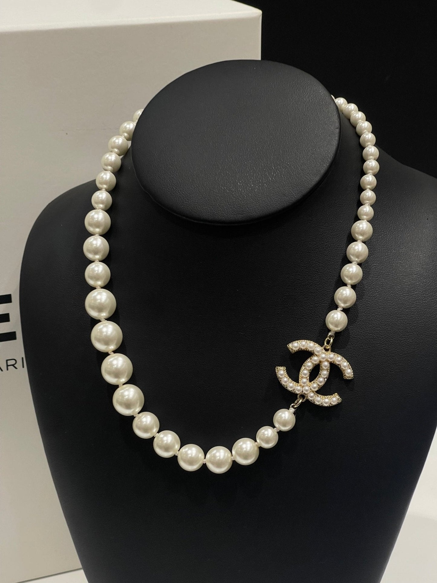 Chanel Collier perle CC Bag