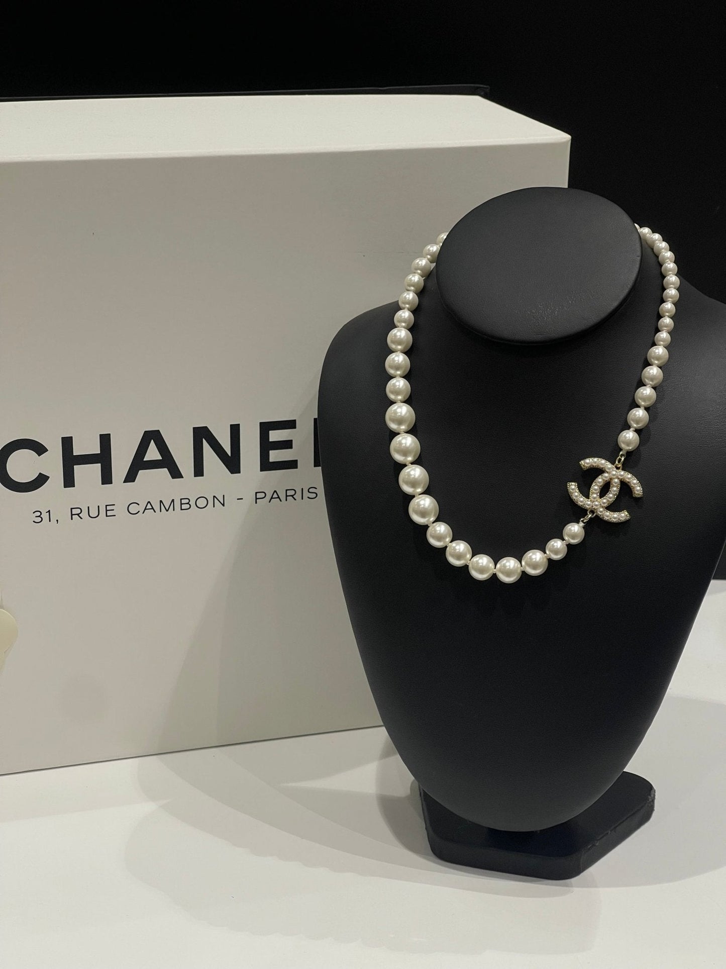 Chanel Collier perle CC Bag