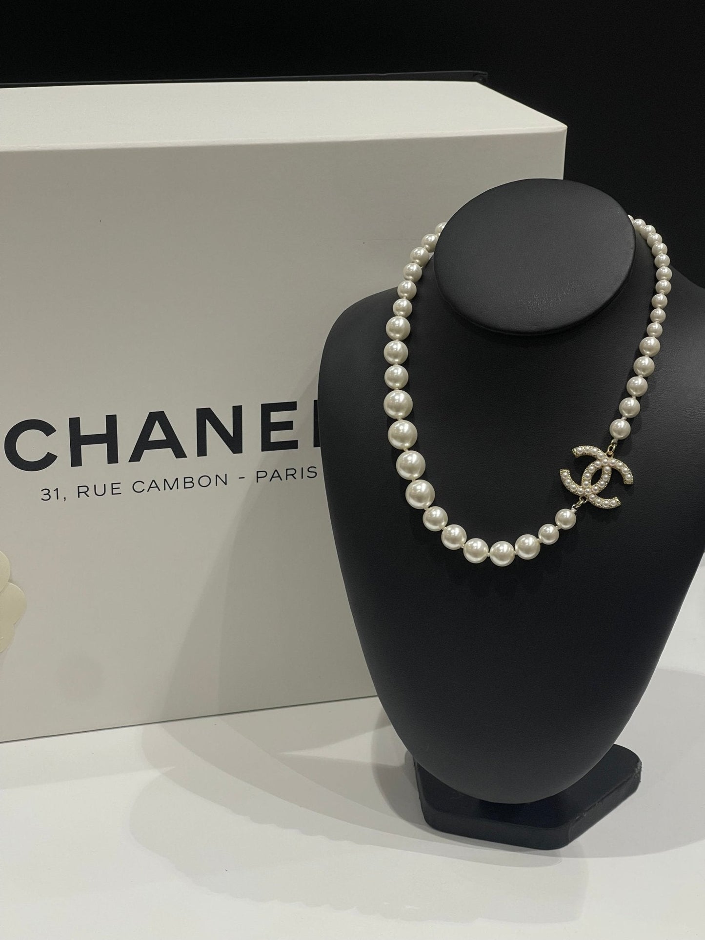 Chanel Collier perle CC Bag