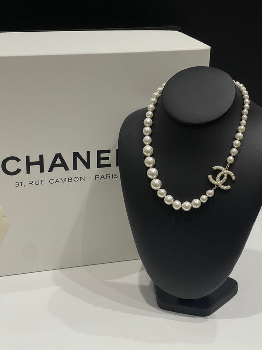 Chanel Collier perle CC Bag