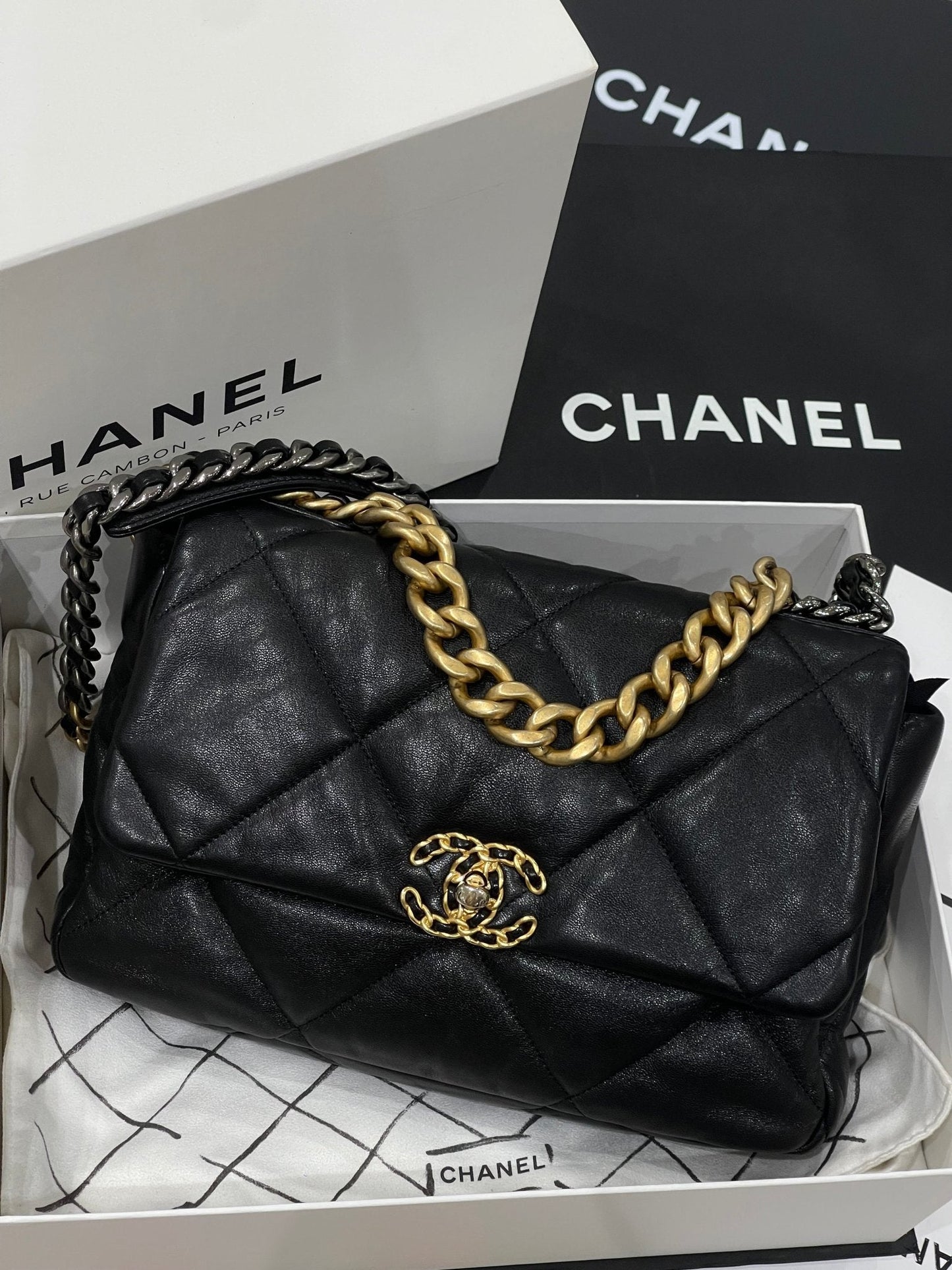 Chanel Sac 19 noir MM Bag