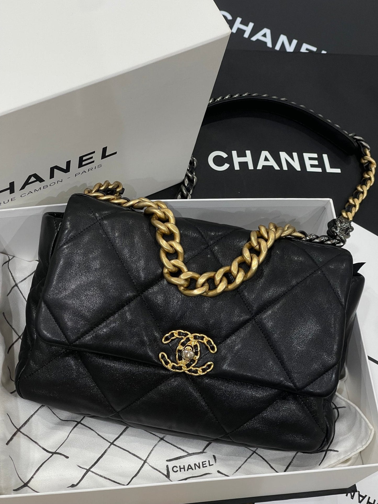 Chanel Sac 19 noir MM Bag