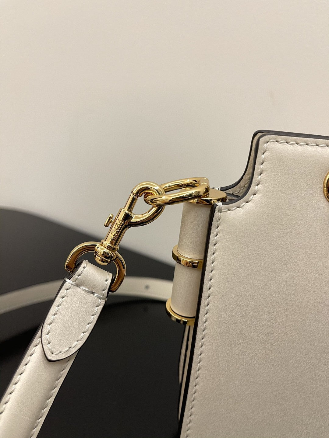 Top QualityTop Quality Touch 19cm White Handbag