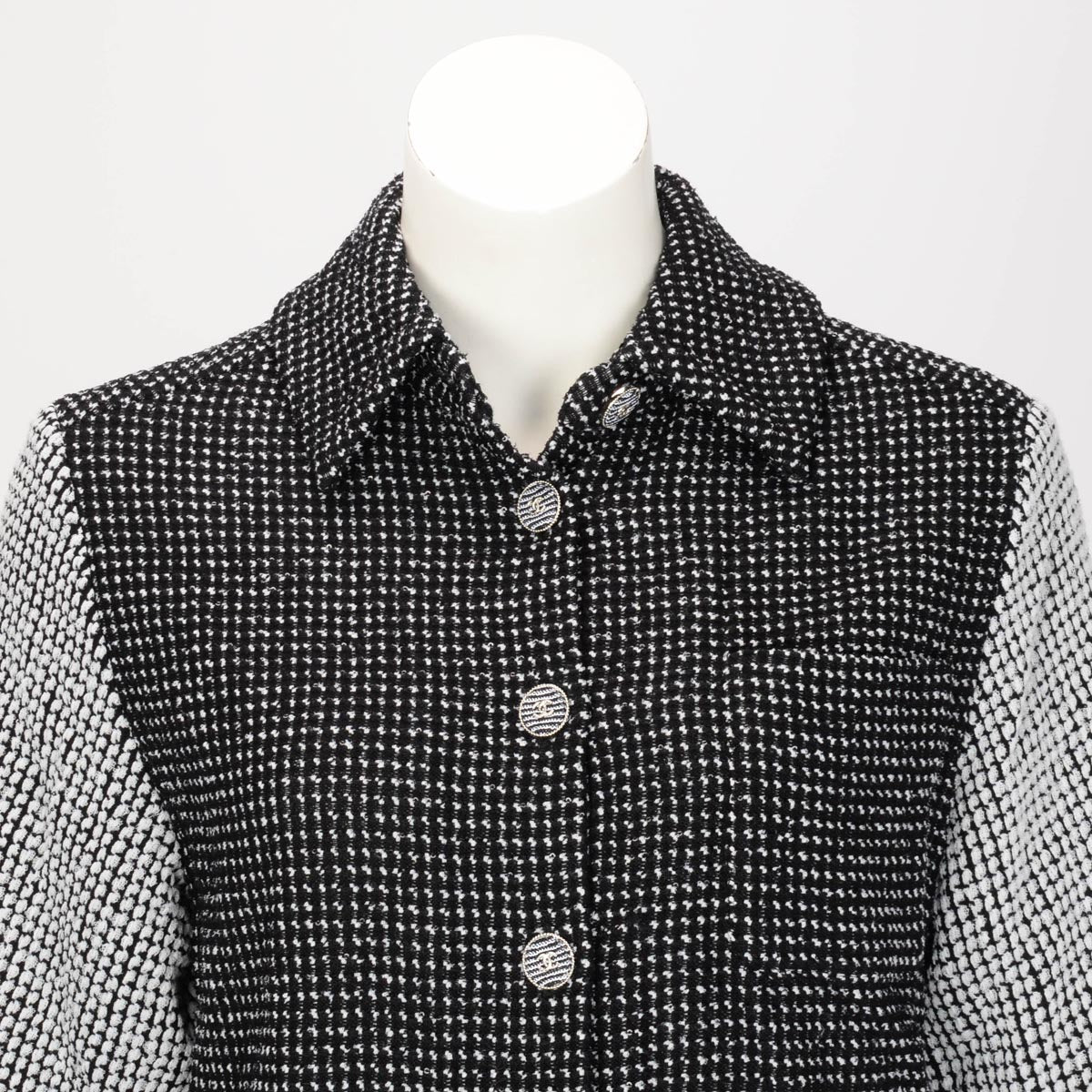Chanel Black & White Tweed Short Sleeve Blo FR 36 Accessory