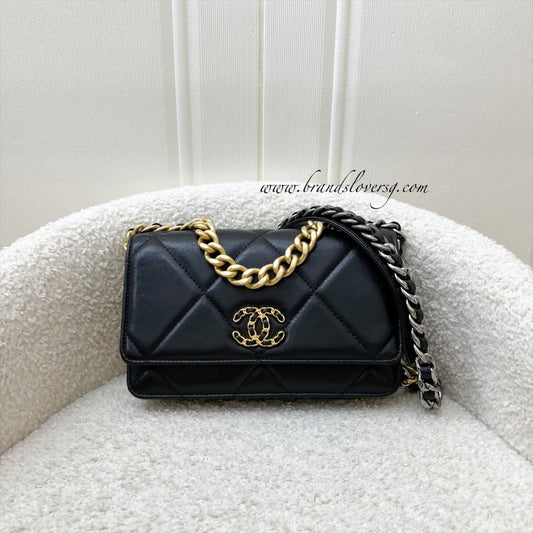 19 Wallet on Chain WOC in Black Lambskin and 3-Tone HW (Model: ) Bag Signature