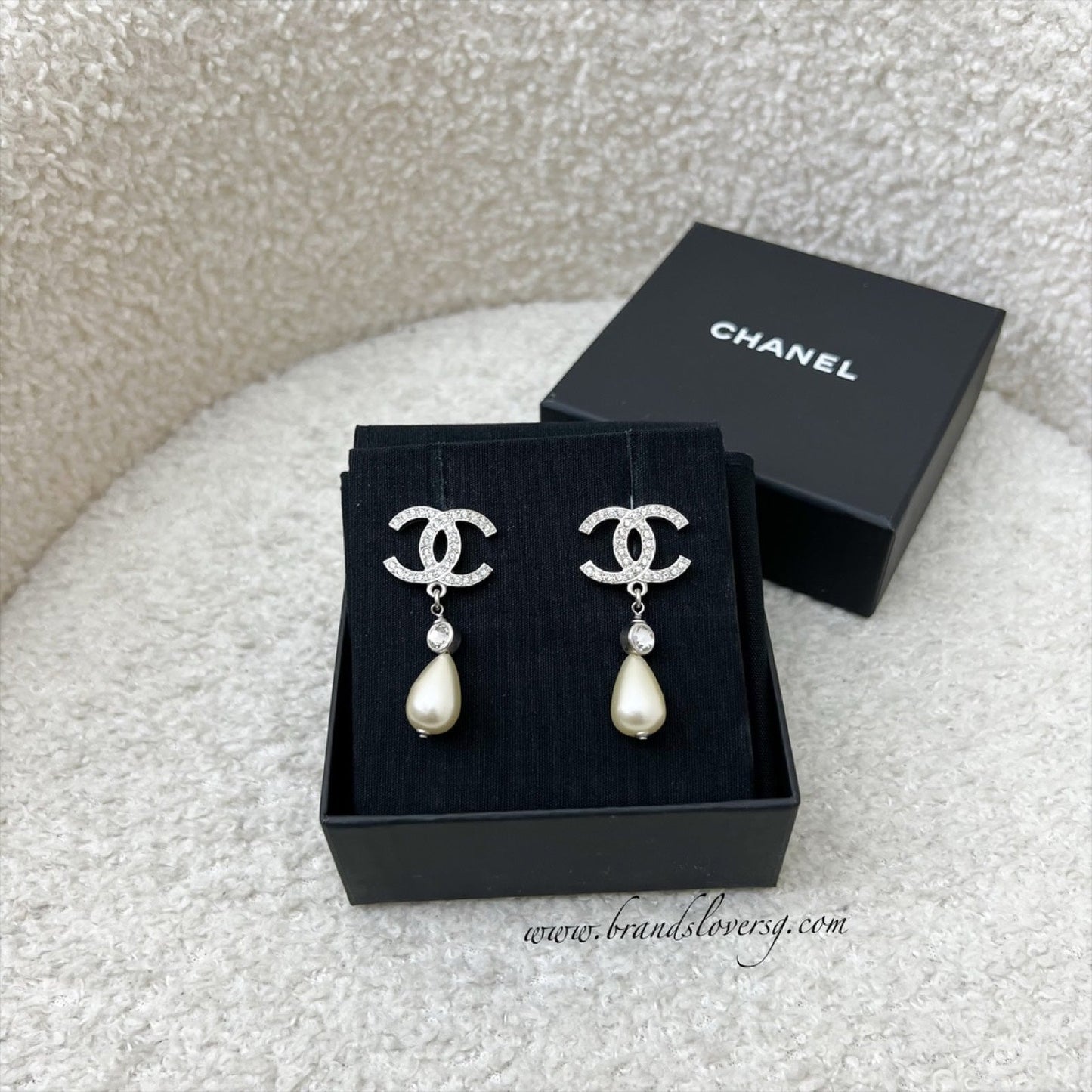 Chanel CC Logo with Teardrop Pearl Drop Earring in SHW (Model: )