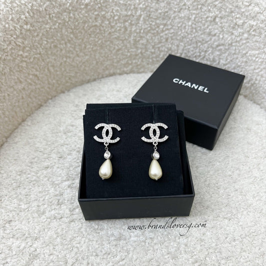 Chanel CC Logo with Teardrop Pearl Drop Earring in SHW (Model: )
