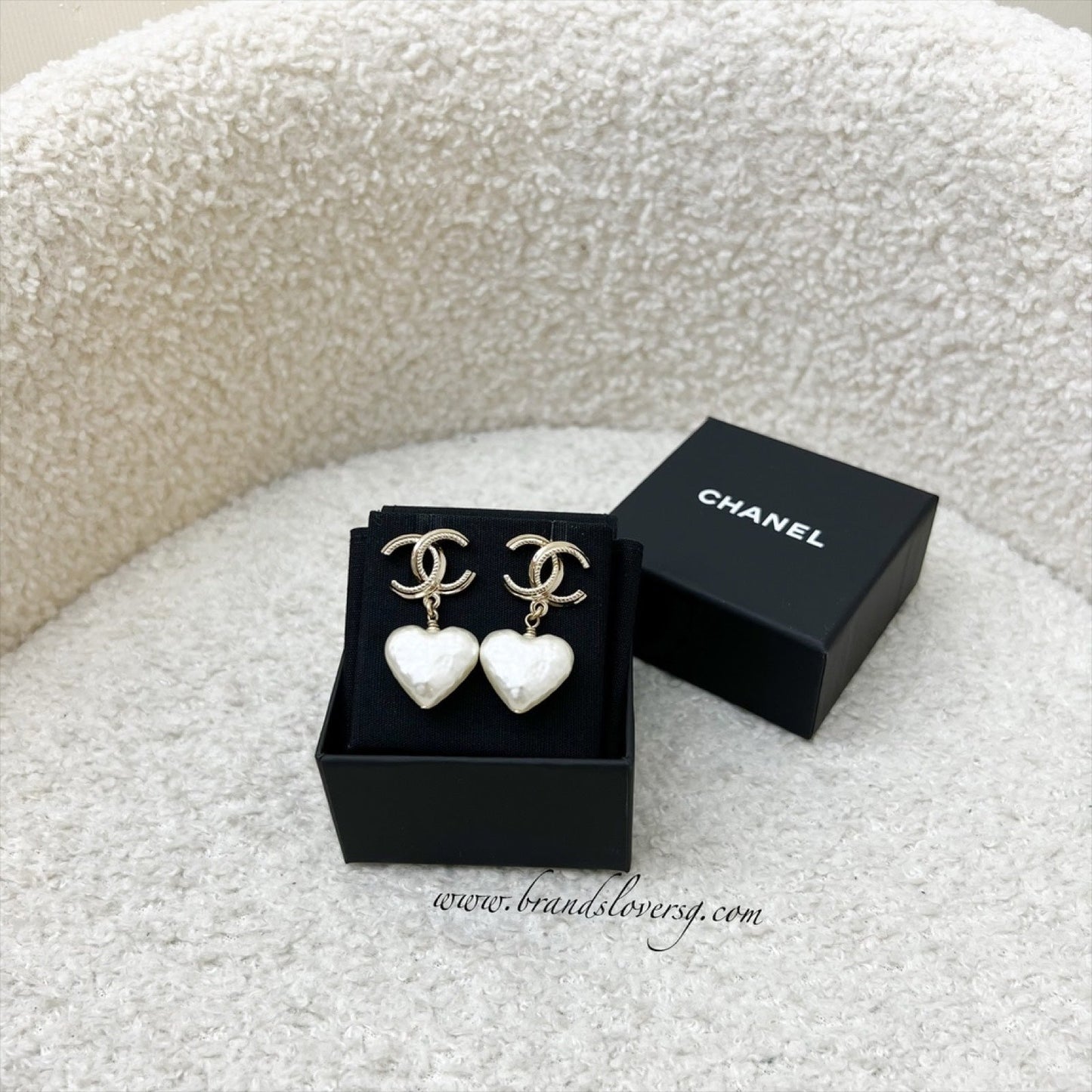 CC Logo with Heart Pearl Dangling Earrings in LGHW (Model: ) Jewelry Signature