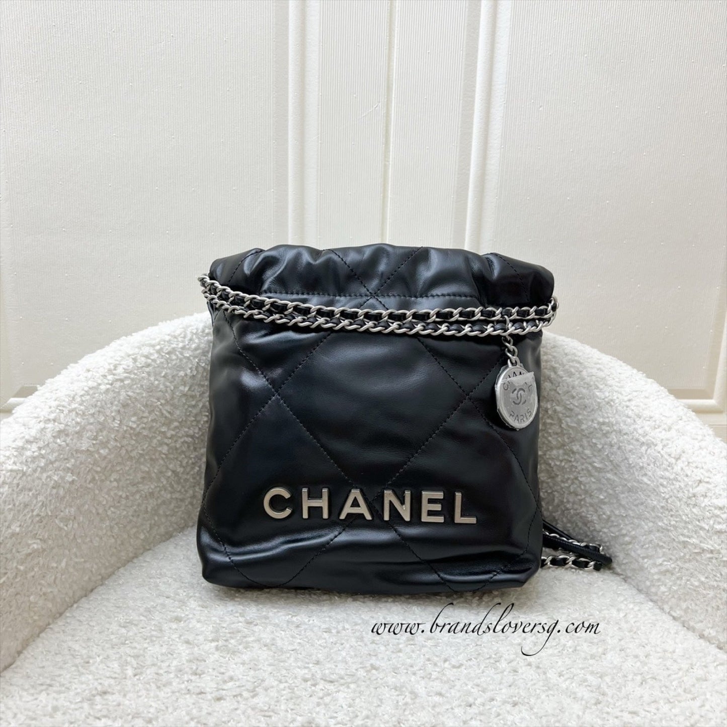 Chanel [Un - Full set - 2024] 22 Mini Hobo Handbag in Black Shiny Calfskin and SHW