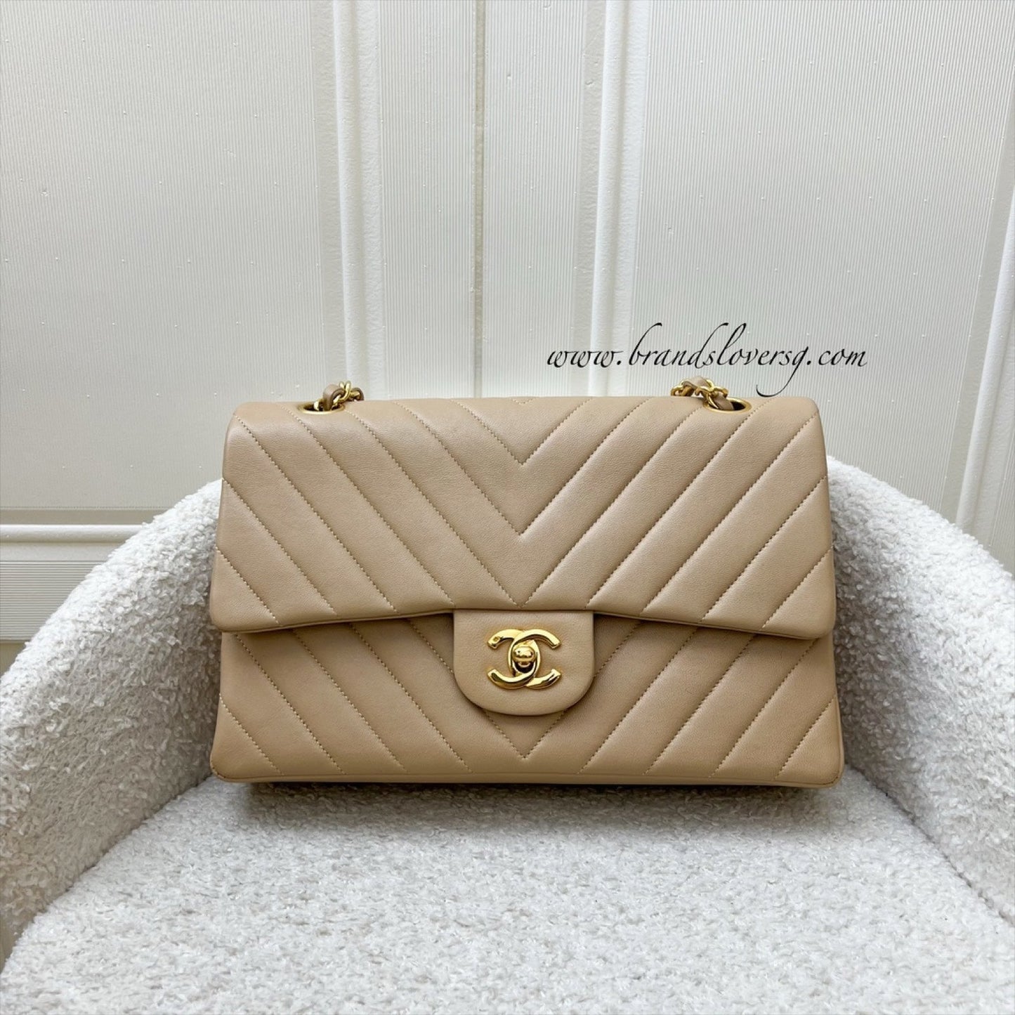 Chanel Medium Classic Flap CF in Chevron Quilted Beige Lambskin and Gold Plated HW Accessory