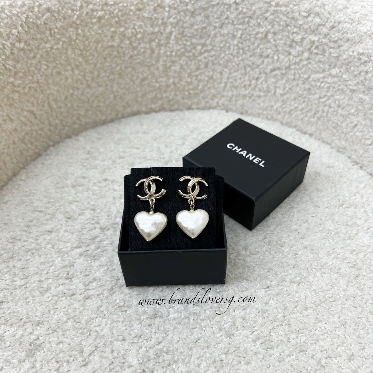 Chanel CC Logo with Heart Pearl Dangling Earring in LGHW (Model: )