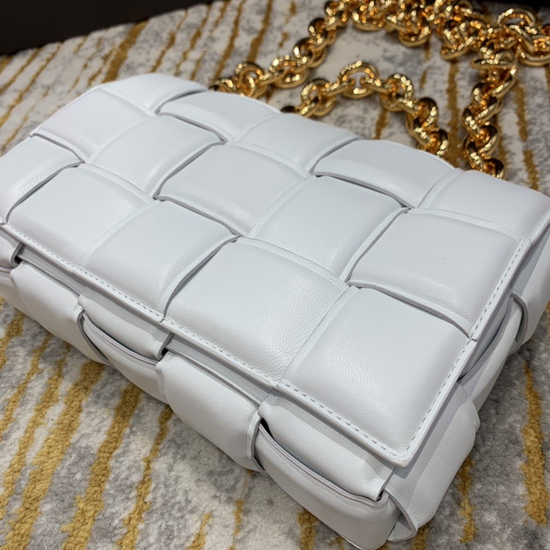 Top Quality Cassette Bag For Women In White Chain Travel Bag