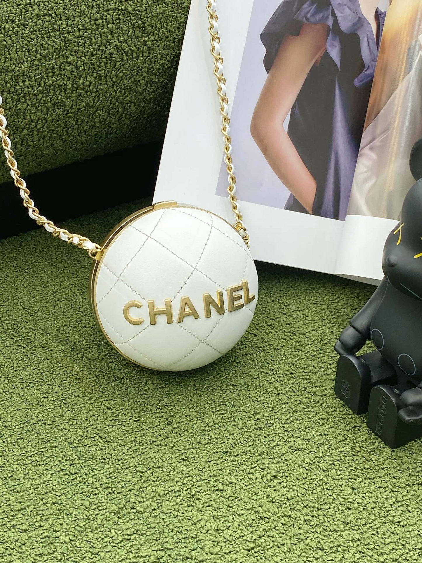 CHL Ball 23.5cm 95in White Gold Chain Handbag