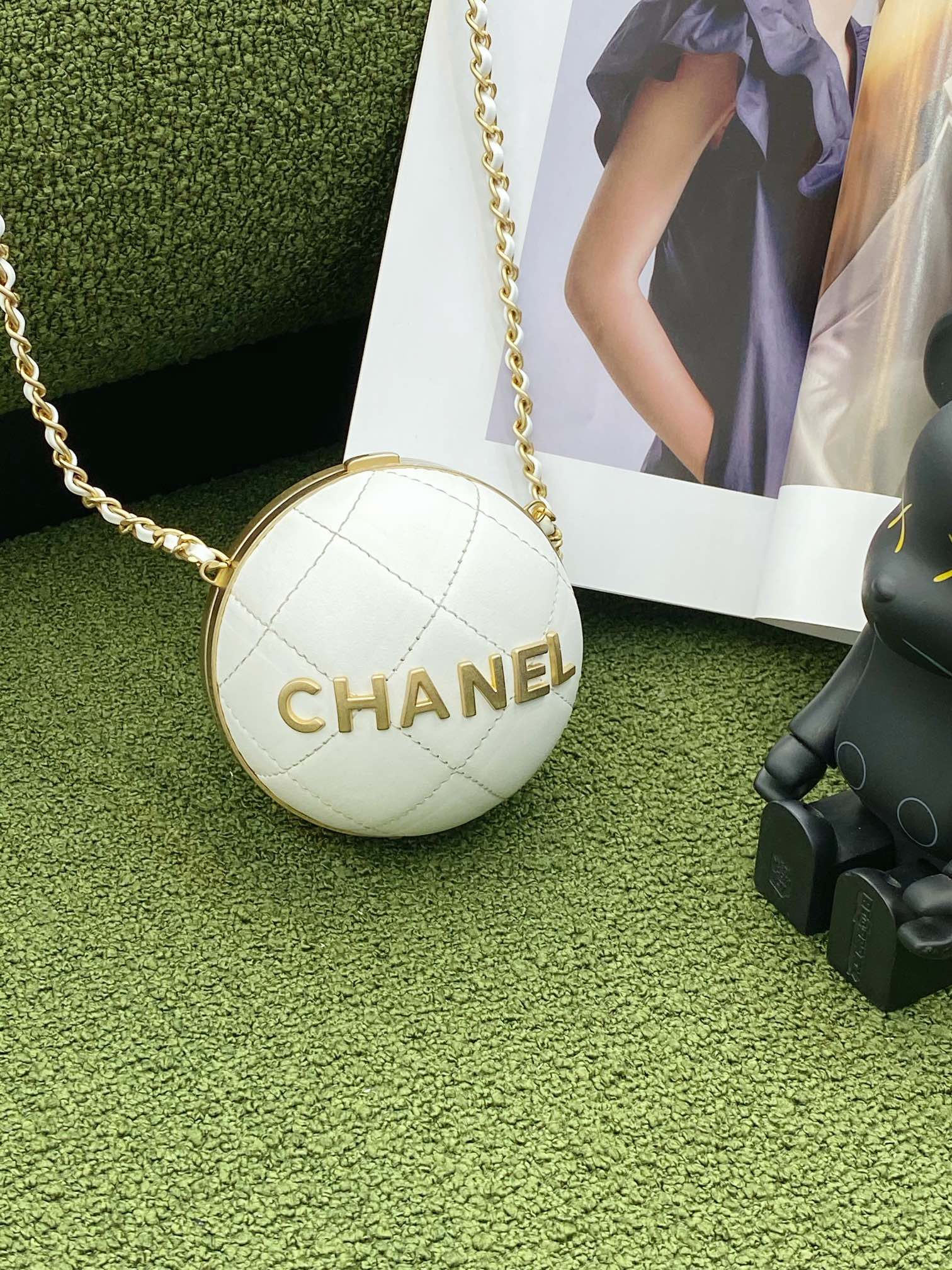 CHL Ball 23.5cm 95in White Gold Chain Handbag
