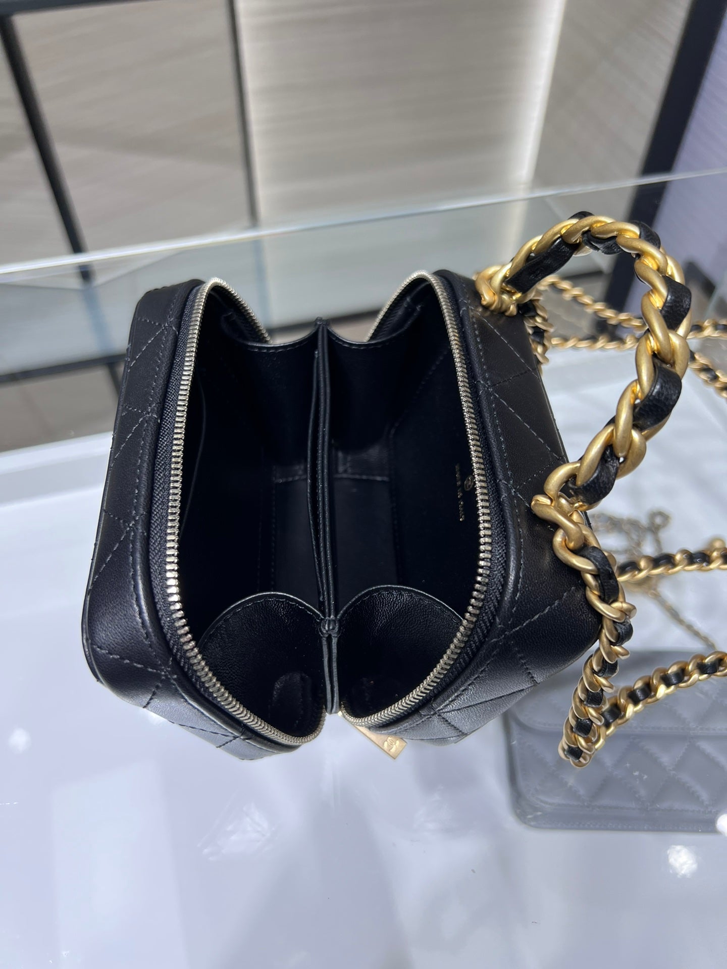 CHLVanity 9cm 3.5in B08811 Black Chain Handbag
