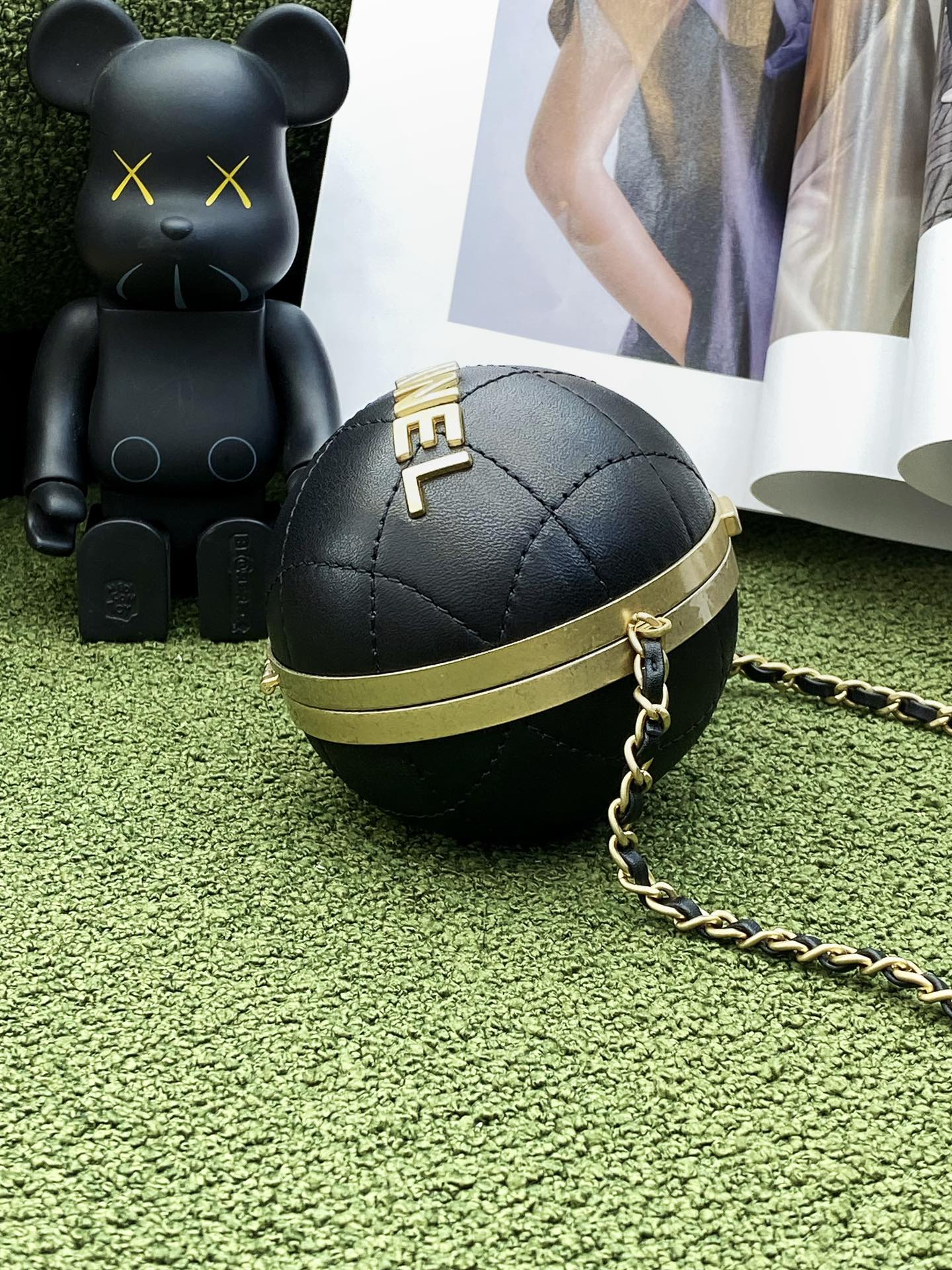 CHL Ball 23.5cm 95in Black Gold Chain Handbag